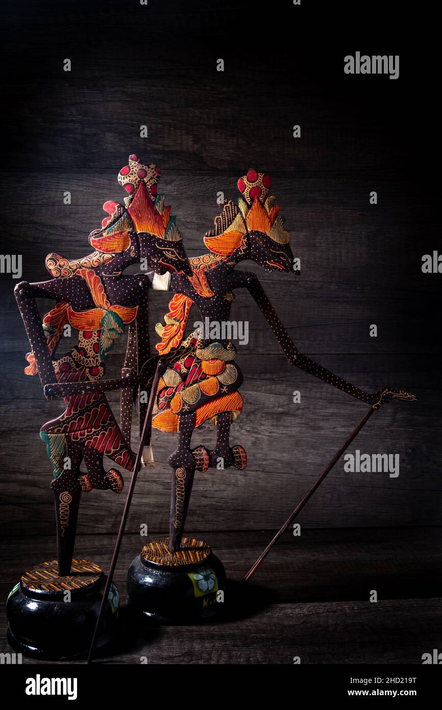 wayang kulit, eine Art traditionelle indonesische Kunst, auf Java, insbesondere in Zentral-Java. Schattenpuppen werden in der Regel während bestimmter Ereignisse gespielt Stockfoto