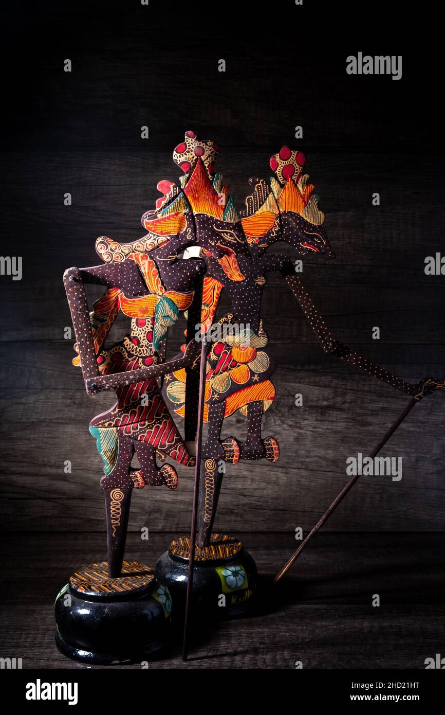 wayang kulit, eine Art traditionelle indonesische Kunst, auf Java, insbesondere in Zentral-Java. Schattenpuppen werden in der Regel während bestimmter Ereignisse gespielt Stockfoto