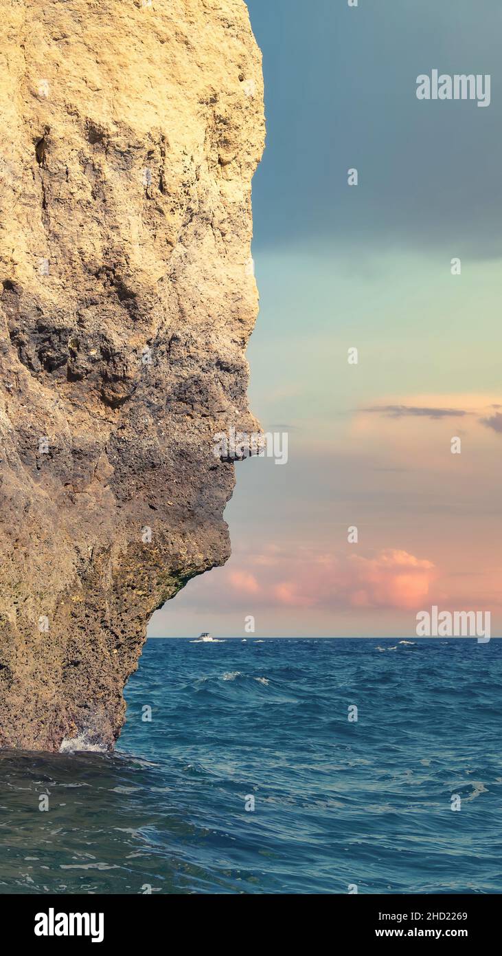 Die ikonische natürliche Felsformation namens The Face in Praia da Marinha an der Algarve, Portugal. Blick von der beliebten Bootstour durch die Höhle entlang der Algarve. Stockfoto