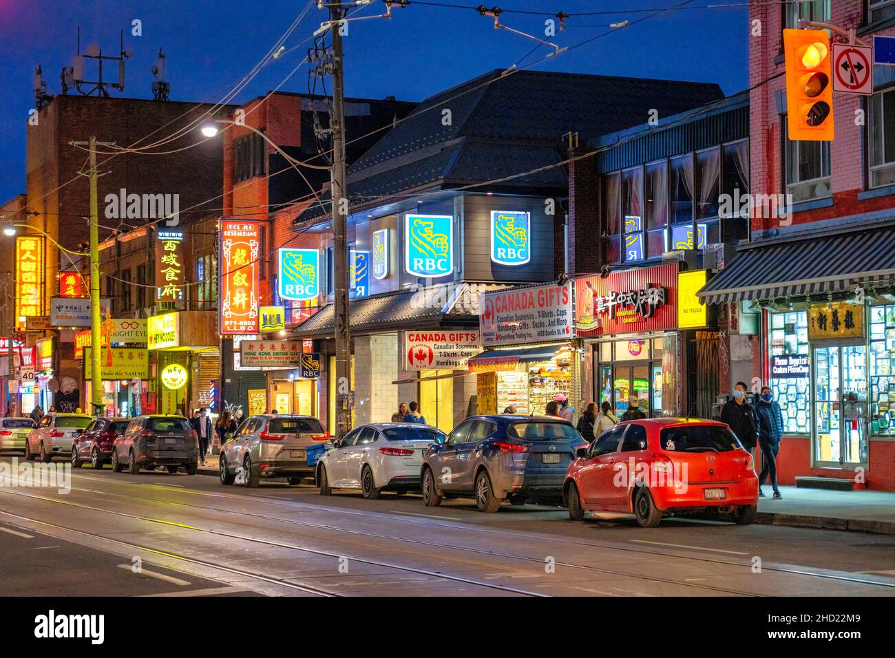 Geschäftsfassaden mit beleuchteten Schildern in Chinatown bei Nacht. Januar 2, 2022 Stockfoto