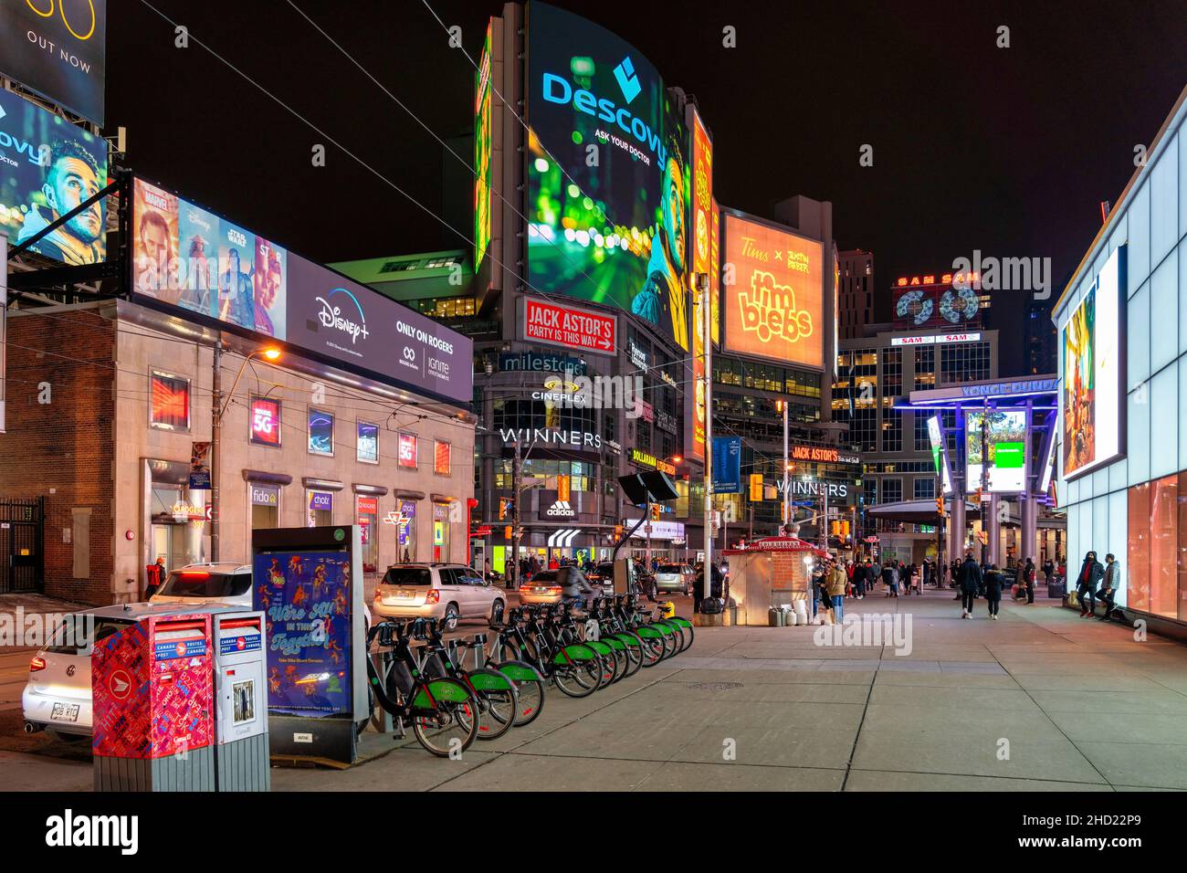 Der Yonge-Dundas-Platz im Stadtzentrum wird nachts beleuchtet. Januar 2, 2022 Stockfoto