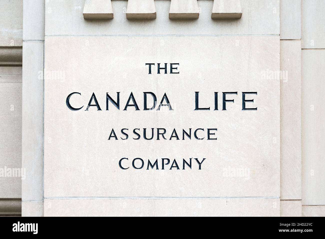 Schild am Eingang des Canada Life Building, das ein berühmtes Beaux-Arts-Wahrzeichen der Stadt ist. Januar 2, 2022 Stockfoto