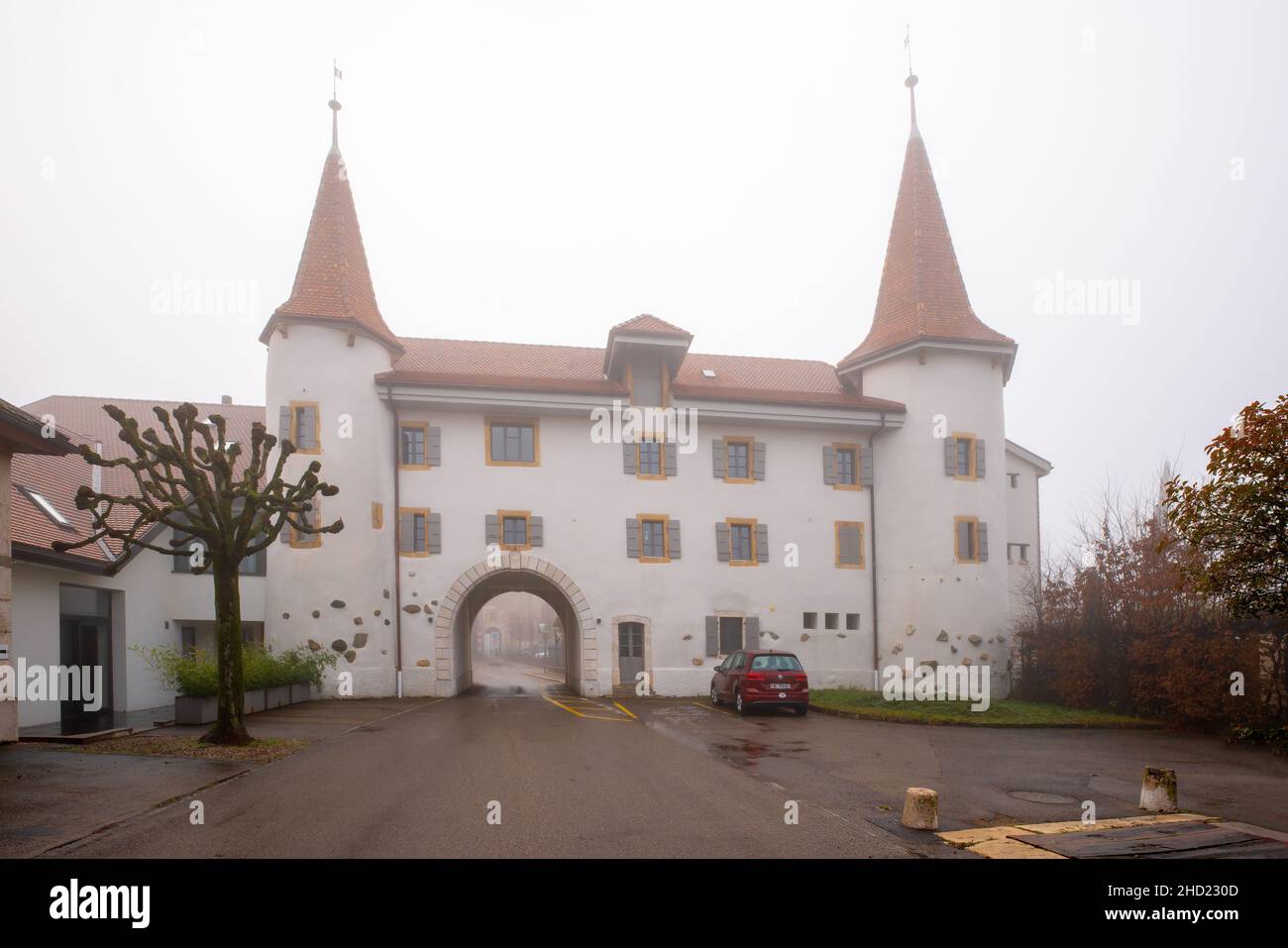Tor zum Le Landeron, am Ufer des Biel-Sees gelegen. Gemeinde im Schweizer Kanton Neuchâtel, Schweiz. Stockfoto
