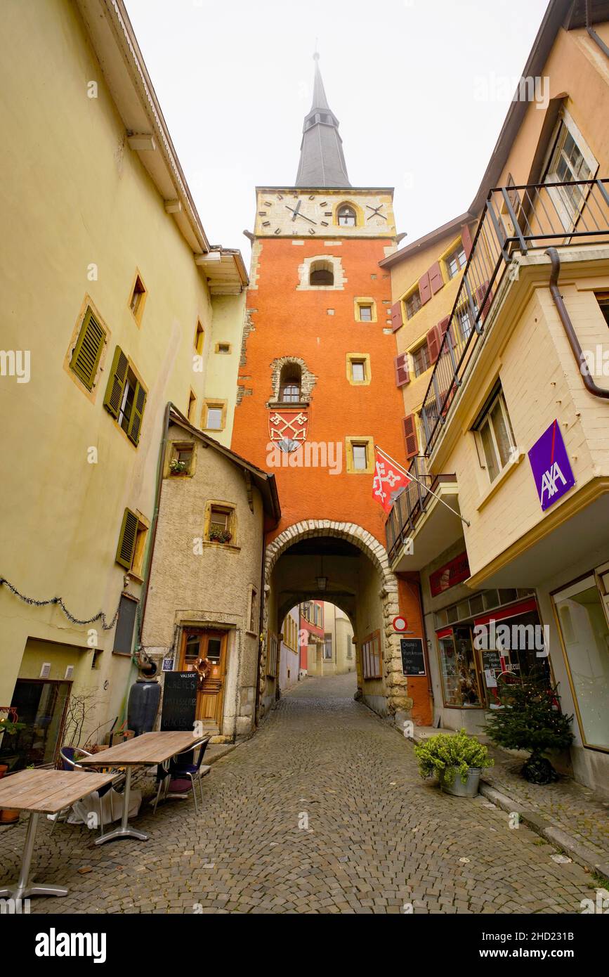 Roter Turm in der mittelalterlichen Stadt La Neuville, am Ufer des Biel-Sees gelegen. Kanton Bern, Schweiz. Stockfoto