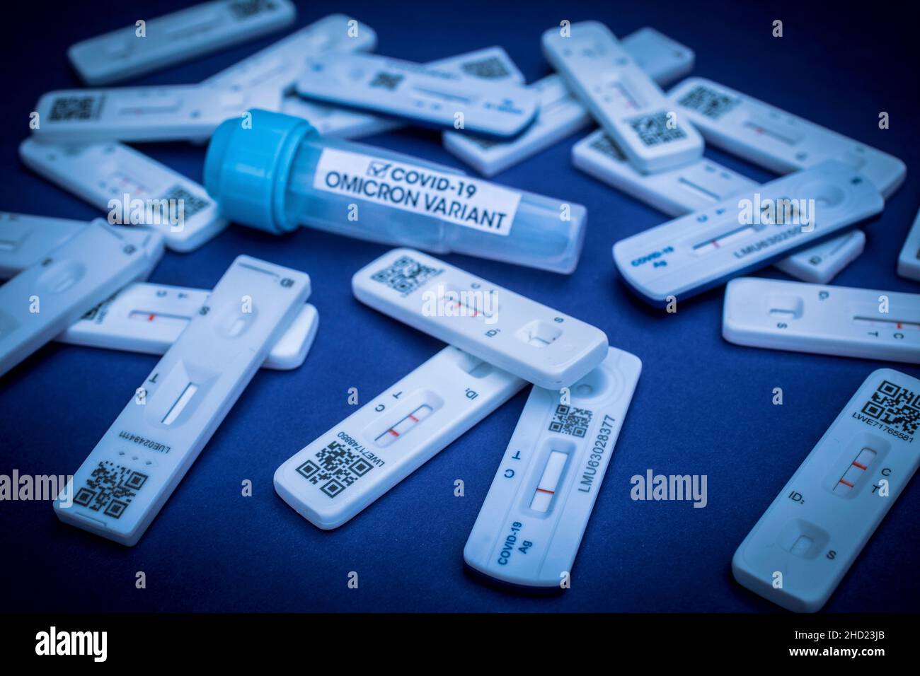 Omicron COVID19 Variant Test Tube und Coronavirus Covid19 Rapid Antigen SelfTesting
