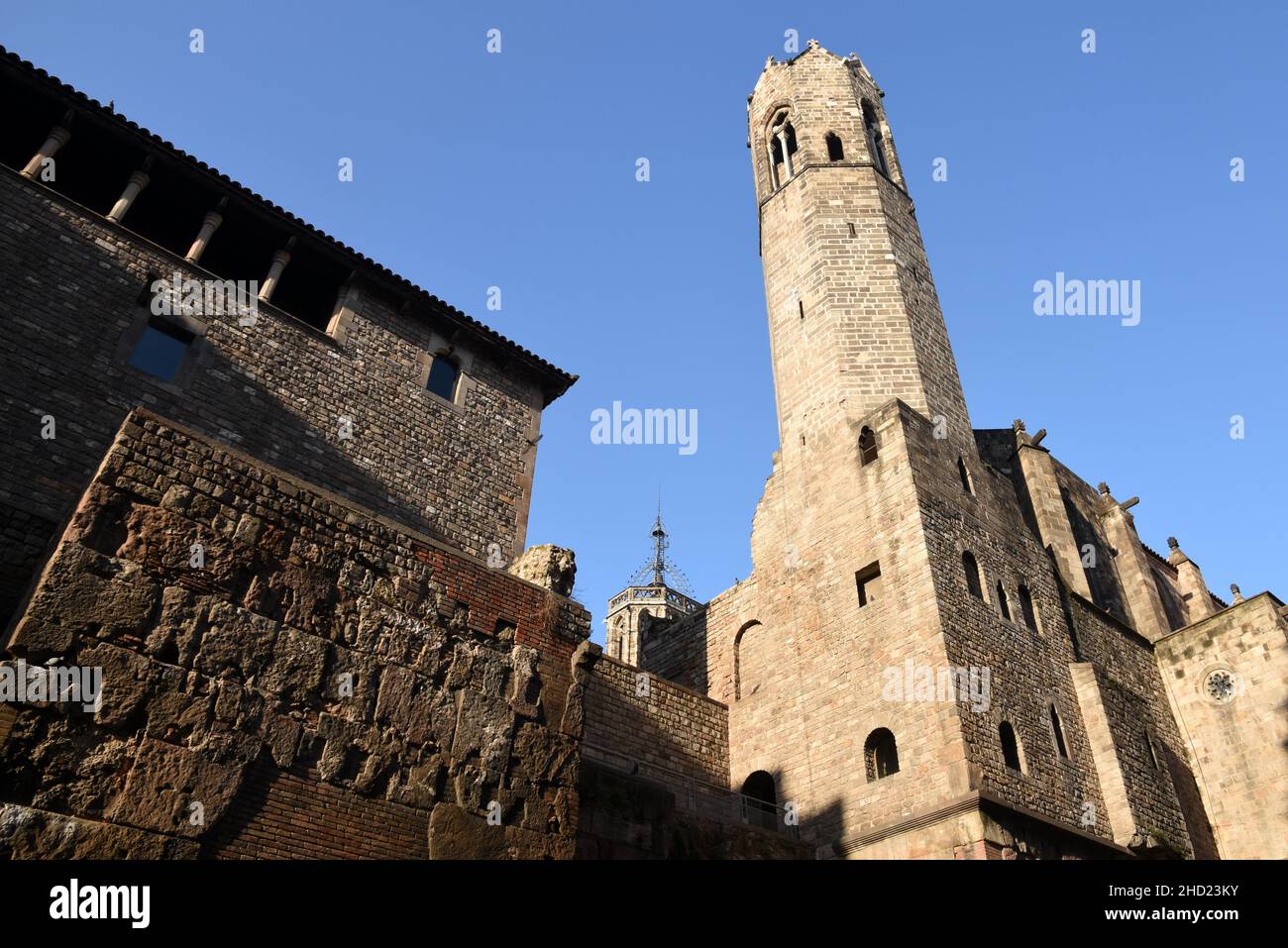 Espagne, Barcelone, l'église Sainte Agathe avec sa Tour gothique et les vestiges de l'ancienne muraille romaine de la ville. Stockfoto