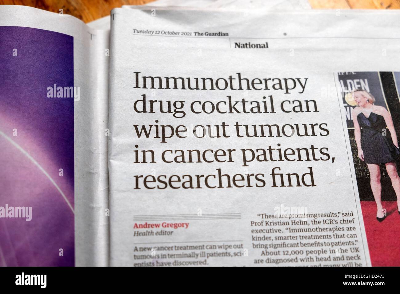 Forscher finden, dass ein Cocktail mit einem Immuntherapie-Medikament Tumoren bei Krebspatienten auslöschen kann“, titelt die Zeitung Guardian, Clipping London UK 2021 Stockfoto