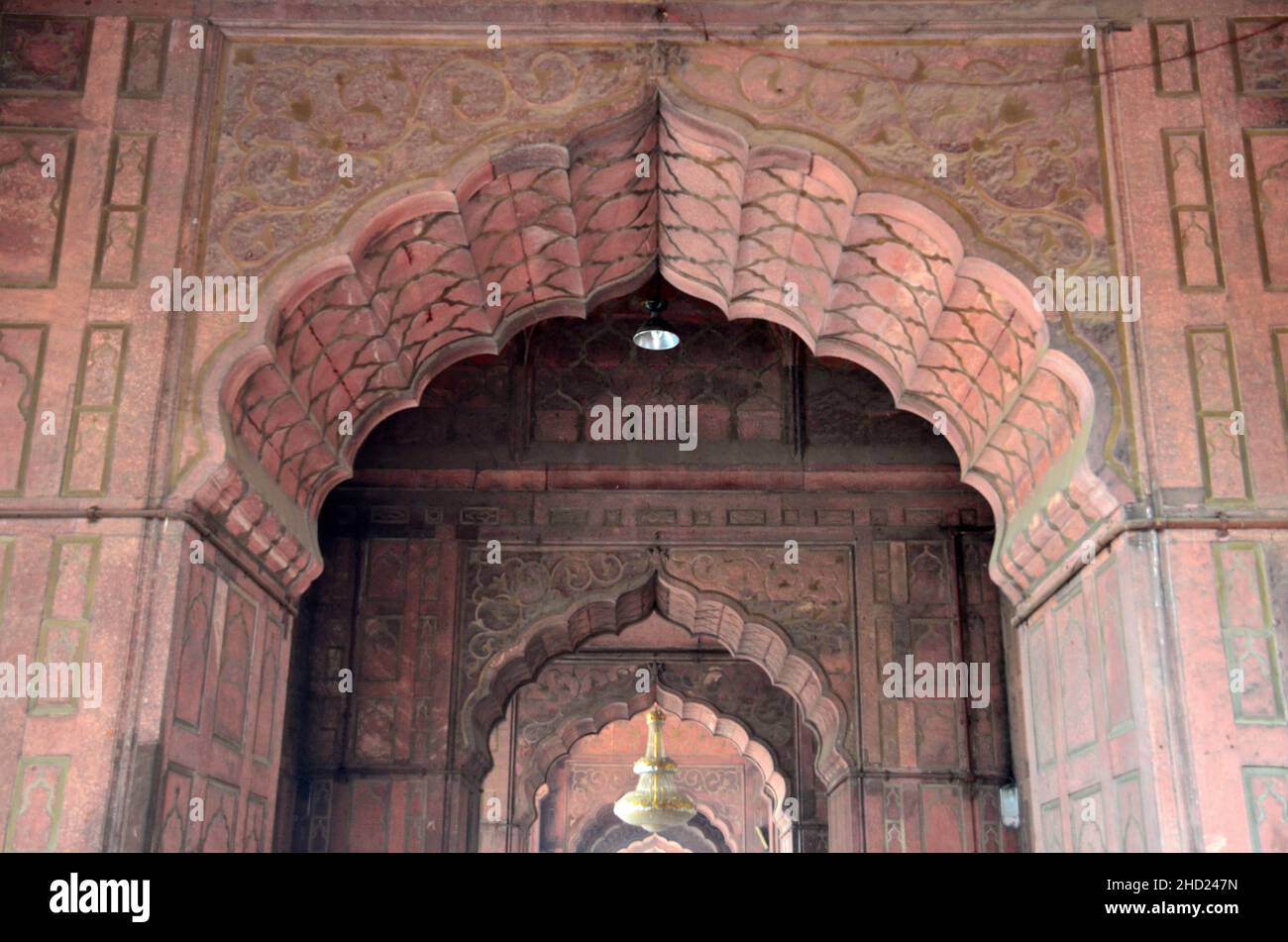 Wunderschöner Torbogen im Inneren von Jama Masjid, Delhi Stockfoto