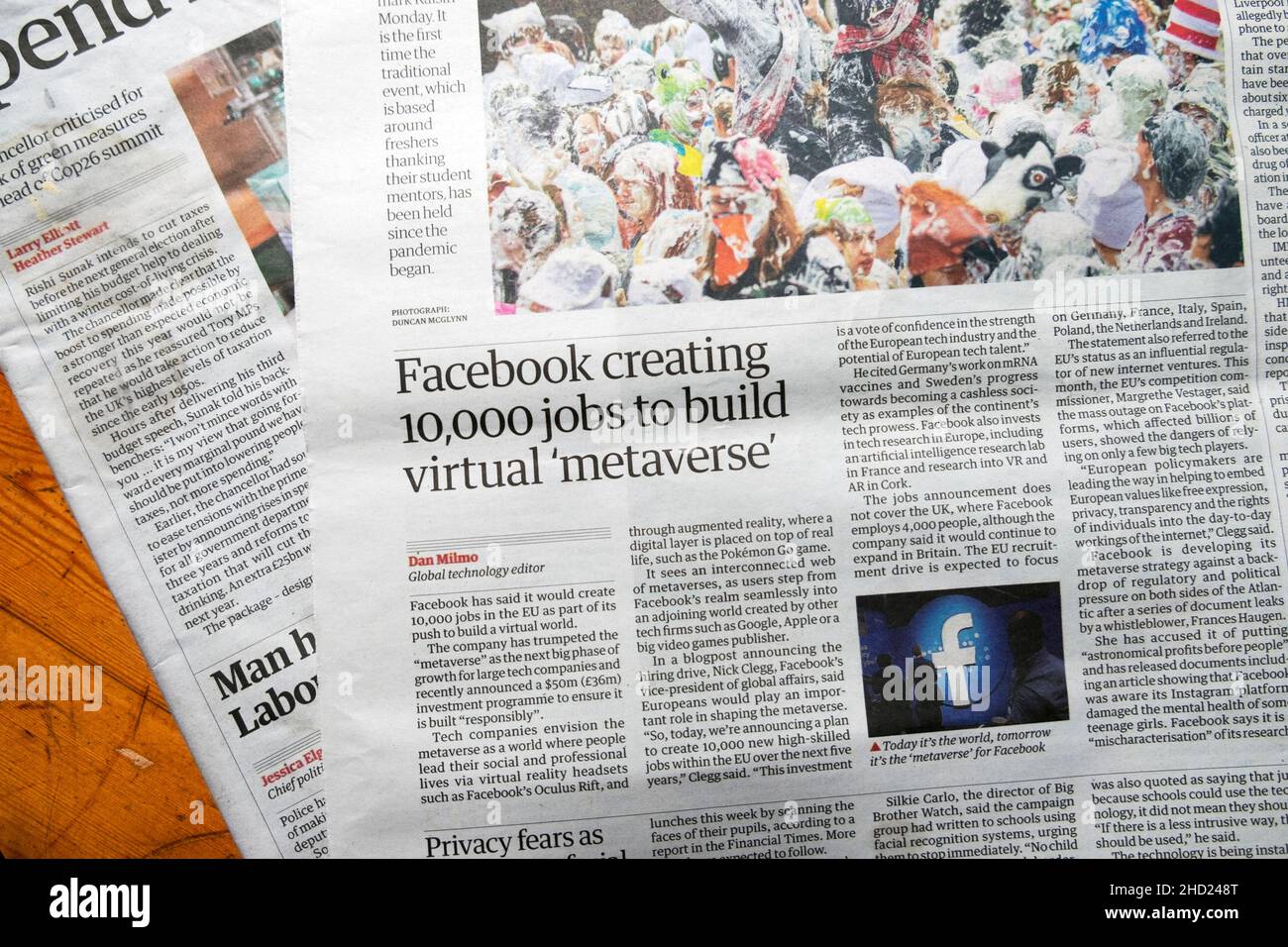 „Facebook schafft 10.000 Arbeitsplätze, um virtuelle „metaverse“ zu schaffen“, titelt die Zeitung Guardian am 18. Oktober 2021 in London, Großbritannien, einen Facebook-Artikel Stockfoto