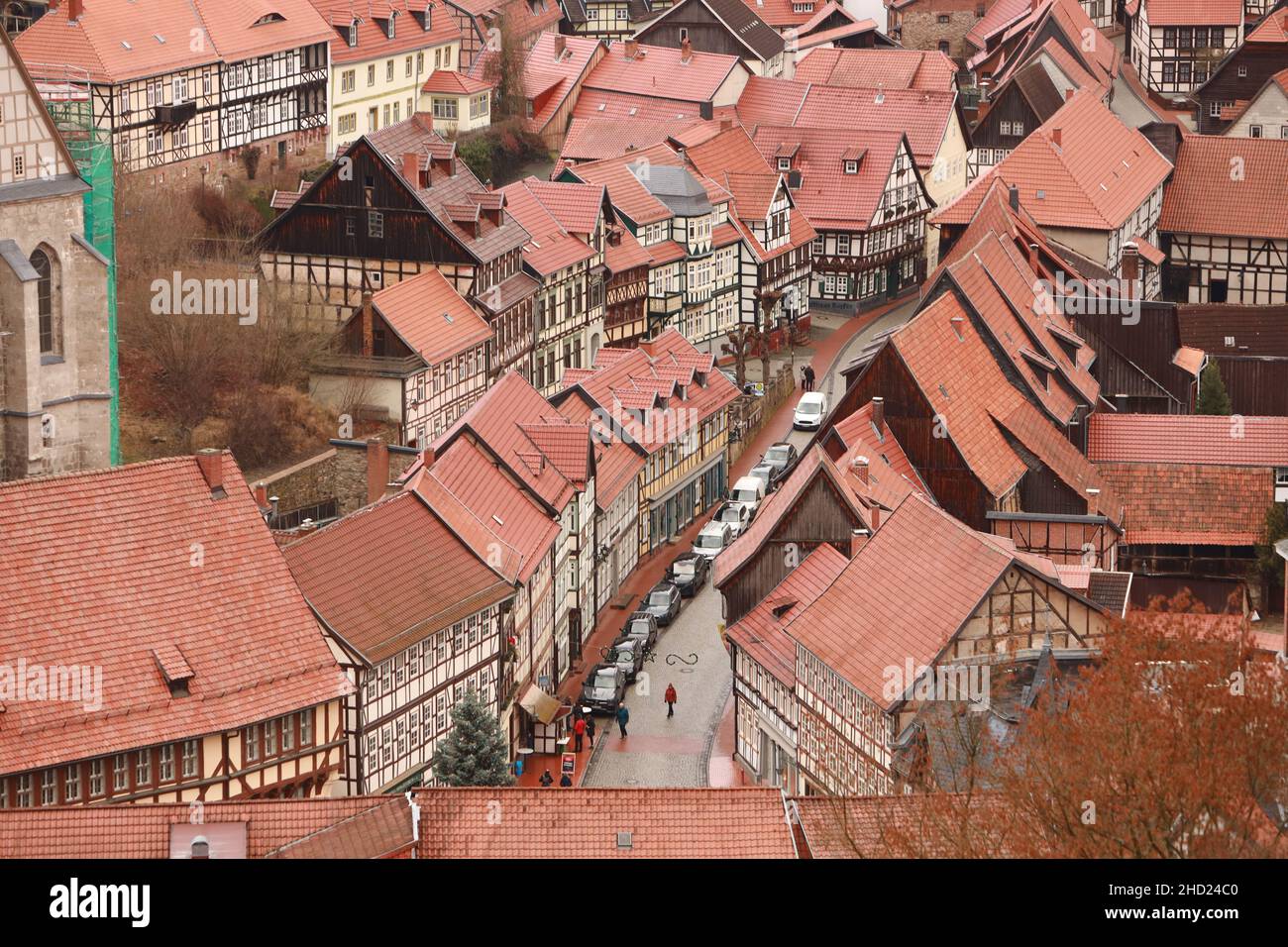 ILLUSTRATION - 02. Januar 2022, Sachsen-Anhalt, Stolberg: Blick auf die Dächer alter Fachwerkhäuser im Harzer Dorf Stolberg. 2019 wurde Stolberg im Harz von einem großen Reisemagazin zum schönsten Dorf Deutschlands ernannt. Heute ist der Tourismus ein integraler Bestandteil der Stadt. In der Stadt gibt es mehr als 900 Betten, mehrere Hotels und pro Jahr kommen etwa 320.000 Touristen - und das mit gerade einmal 1100 Einwohnern. Foto: Matthias Bein/dpa-Zentralbild/ZB Stockfoto