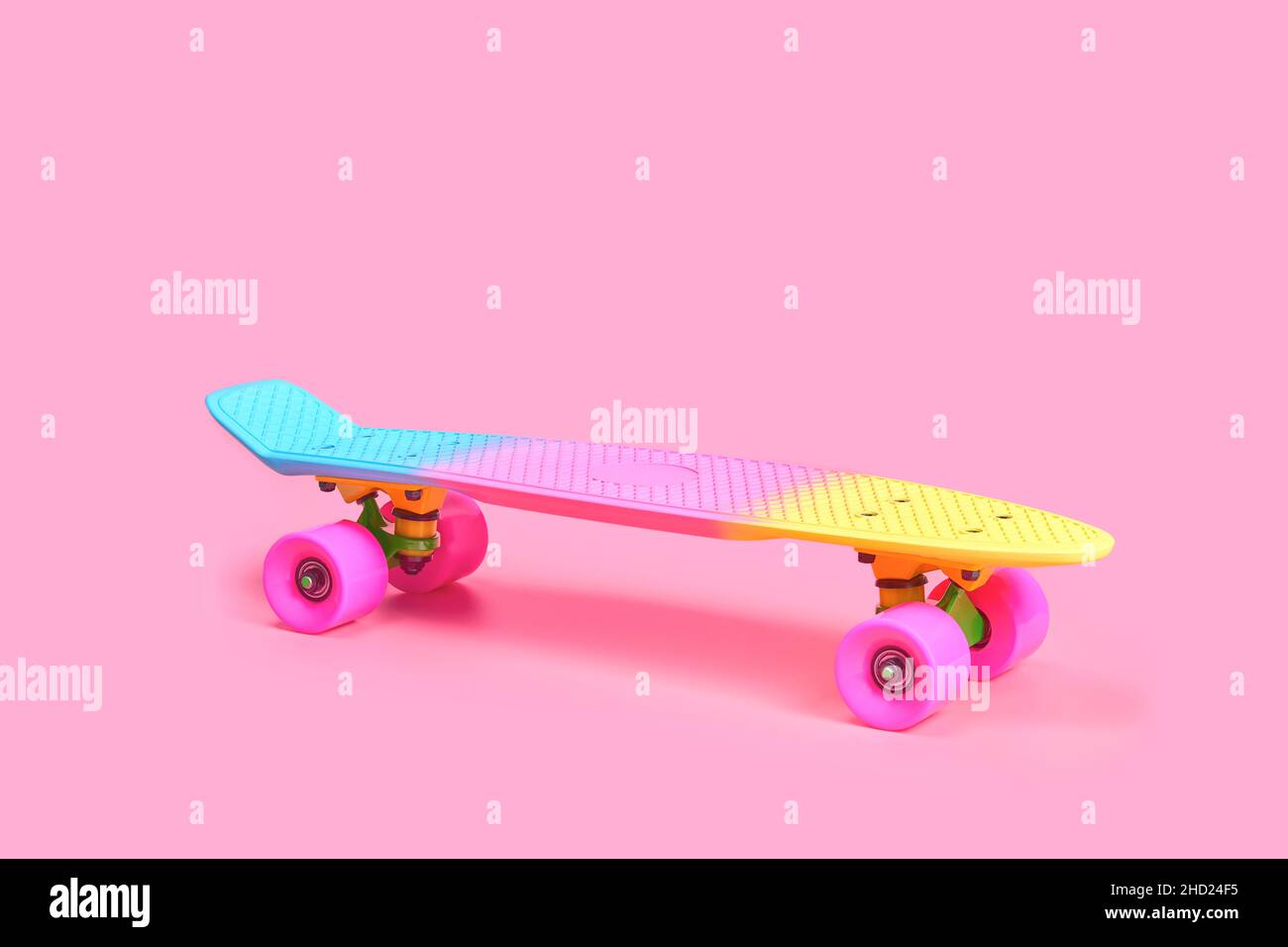 rainbow Kunststoff Penny Board Skateboard isoliert auf rosa Hintergrund Stockfoto