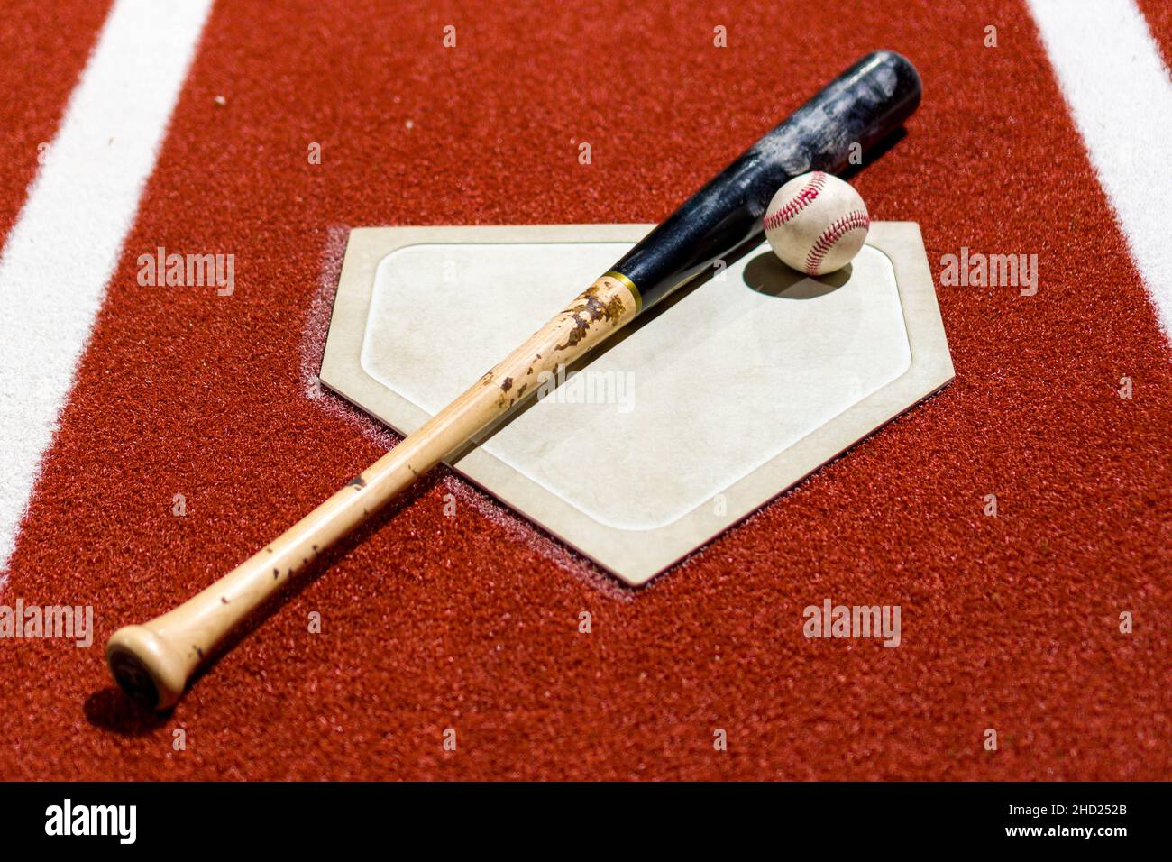 High-Angle-Aufnahme eines Baseballs und eines Schlägers auf dem Boden Stockfoto
