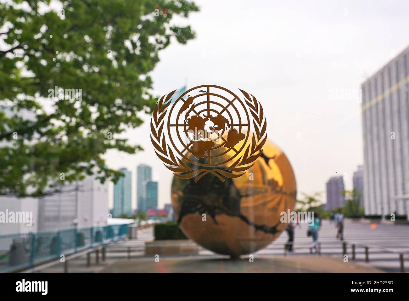 Nahaufnahme des Logos der Vereinten Nationen. Gebäude Des Hauptquartiers Der Vereinten Nationen. New, York, NY, USA - Stockfoto