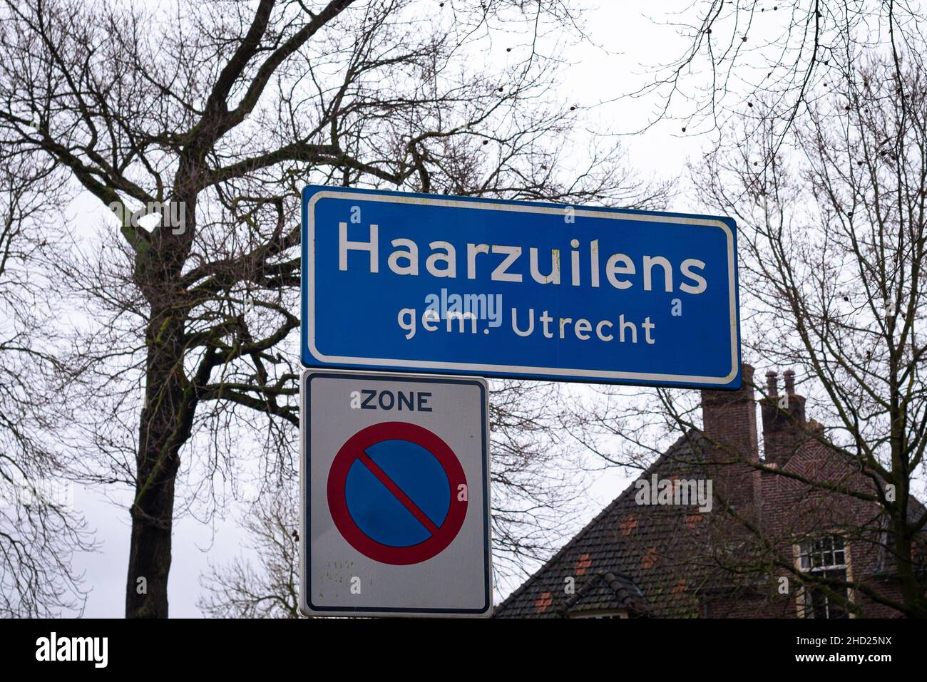 Ortsname Zeichen von Haarzuilens, einem malerischen touristischen Dorf, Gemeinde Utrecht, Niederlande. Schild unten bedeutet, dass das Parken verboten ist. Stockfoto