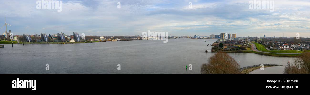 Panoramablick auf die Flüsse Nieuwe Maas und Hollandsche IJssel von der Brienenoordbrücke, Rotterdam in östlicher Richtung Stockfoto