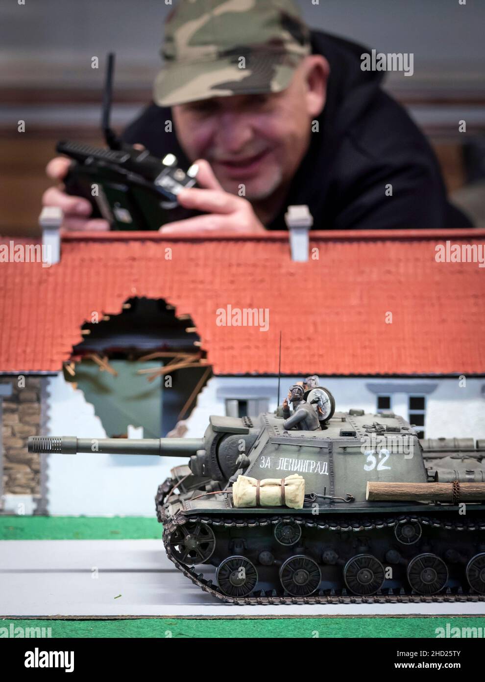 Roger Foster steuert eine Nachbildung des russischen SU-152-Panzers im Maßstab 1/16 von 1944 während des Panzermeetens der Manchester Military History Society in Hyde, Manchester. Bilddatum: Sonntag, 2. Januar 2022. Stockfoto