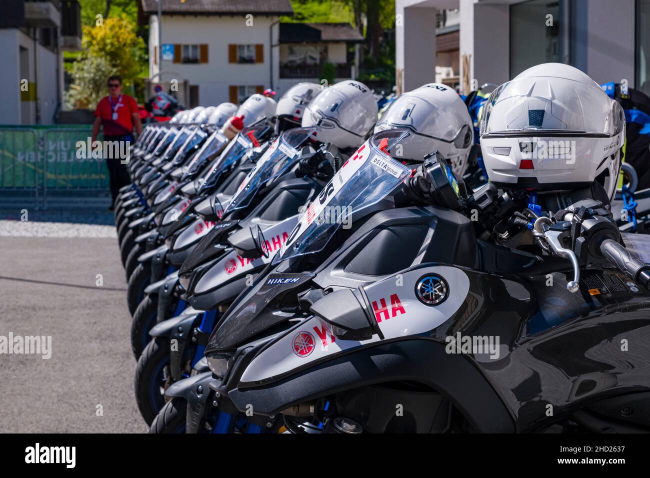 Begleitende Motorräder an der Tour de Suisse 2021, aufgereiht vor dem Start des Rennens. Stockfoto