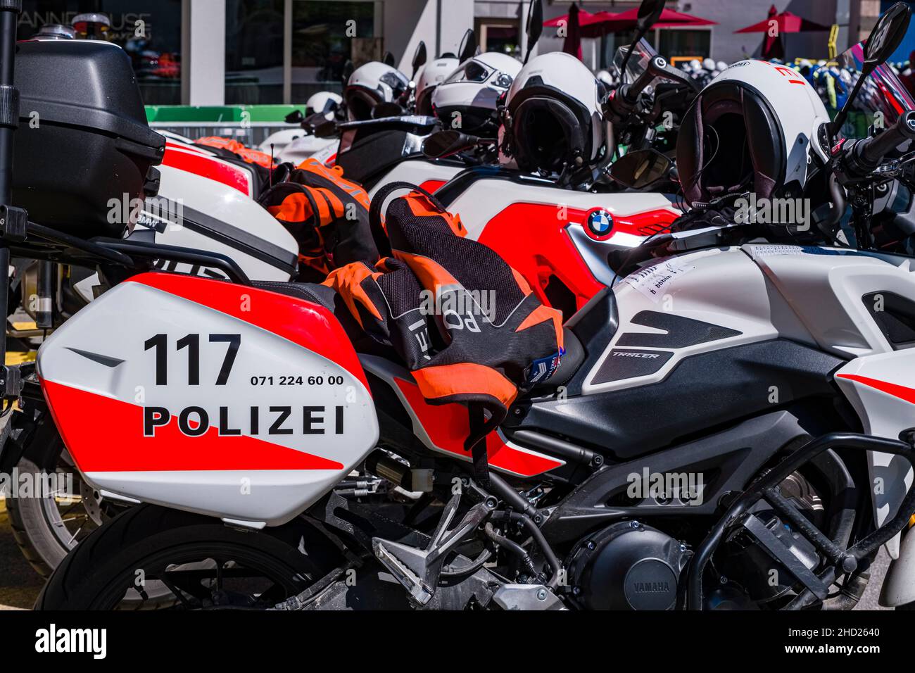 Begleitende Polizeimotorräder an der Tour de Suisse 2021, aufgereiht vor dem Start des Rennens. Stockfoto
