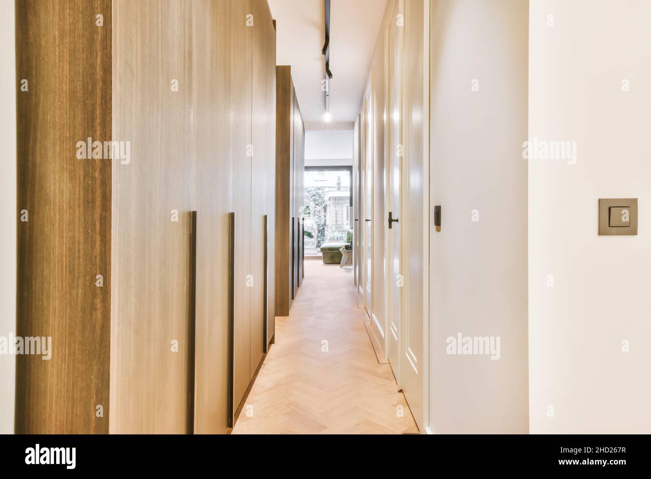 Langer, enger Korridor mit einem langen Holzschrank Stockfoto
