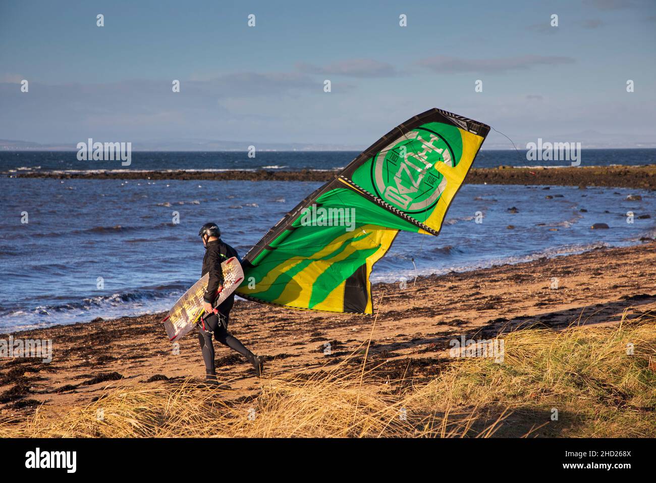 Longniddry, East Lothian, Schottland, Großbritannien. 2nd. Januar 2022. Stürmischer Wind mit 20 km/h und möglichen Böen von 35 km/h Temperatur von 8 Grad für die wenigen Kitesurfer, die sich auf den rauhen Firth of Forth wagten. Die Bedingungen gaben den erfahrenen Surfern gutes Potenzial, gute Luft zu bekommen. Credit: Arch White Stockfoto