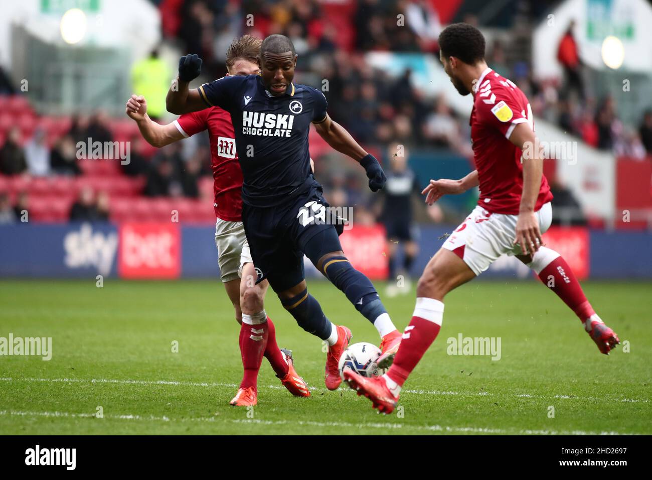 BRISTOL, GROSSBRITANNIEN. JAN 2nd Benik Afobe von Millwall mit dem Ball während des Sky Bet Championship-Spiels zwischen Bristol City und Millwall am Ashton Gate, Bristol am Sonntag, 2nd. Januar 2022. (Kredit: Kieran Riley | MI Nachrichten) Kredit: MI Nachrichten & Sport /Alamy Live Nachrichten Stockfoto