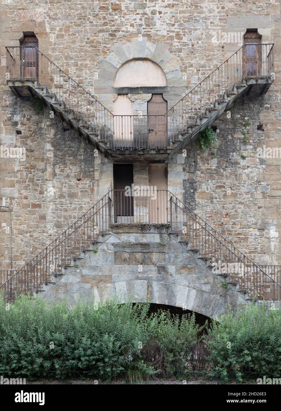 Außenansicht eines antiken Gebäudes im Escher-Architekturstil. Simmetrie und geometrische Perspektive. Stockfoto
