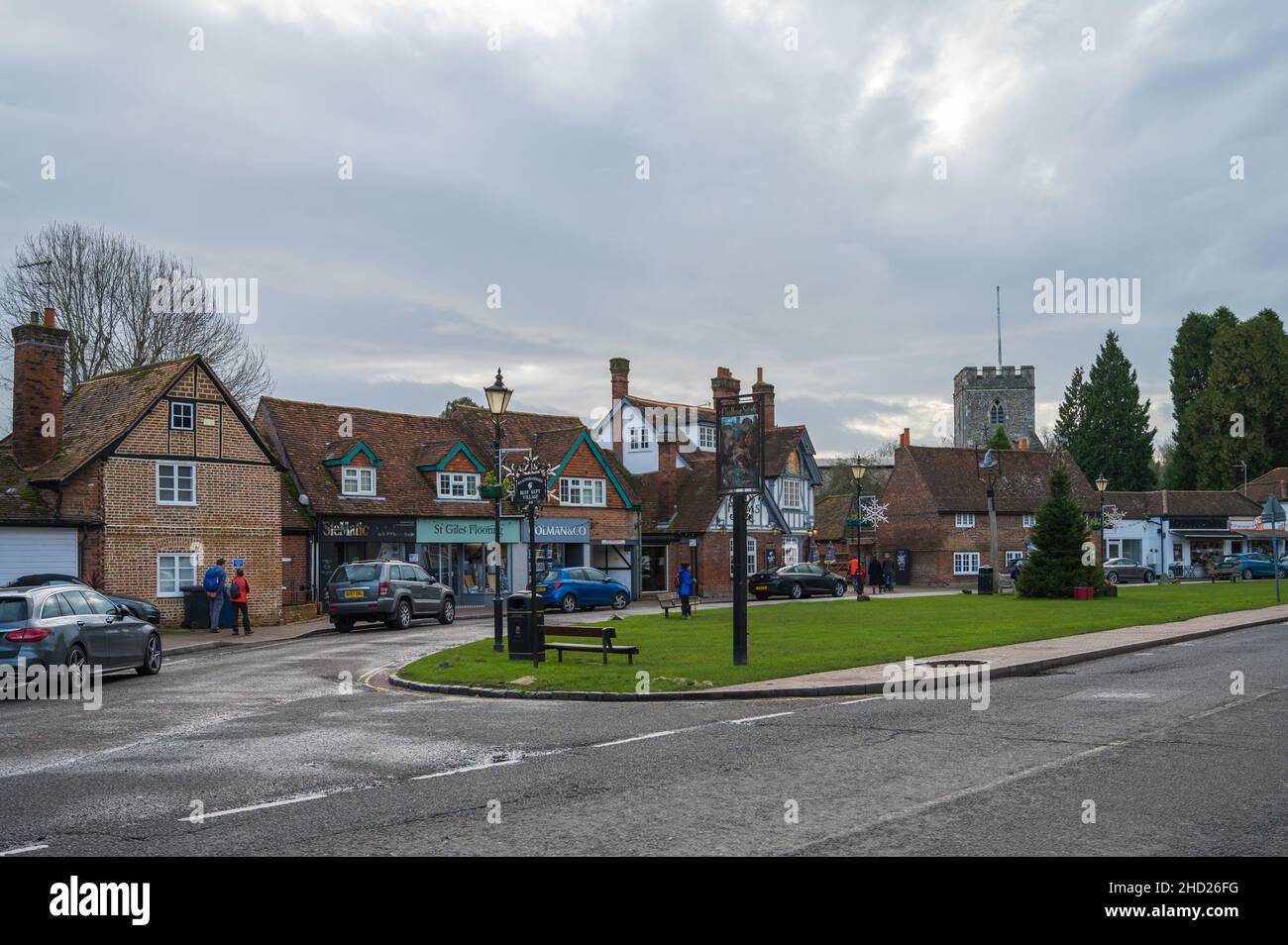 Menschen in Chalfont St. Giles Dorf. Festliche Dekorationen und Weihnachtsbaum auf dem Grün. Buckinghamshire, England, Großbritannien. Stockfoto