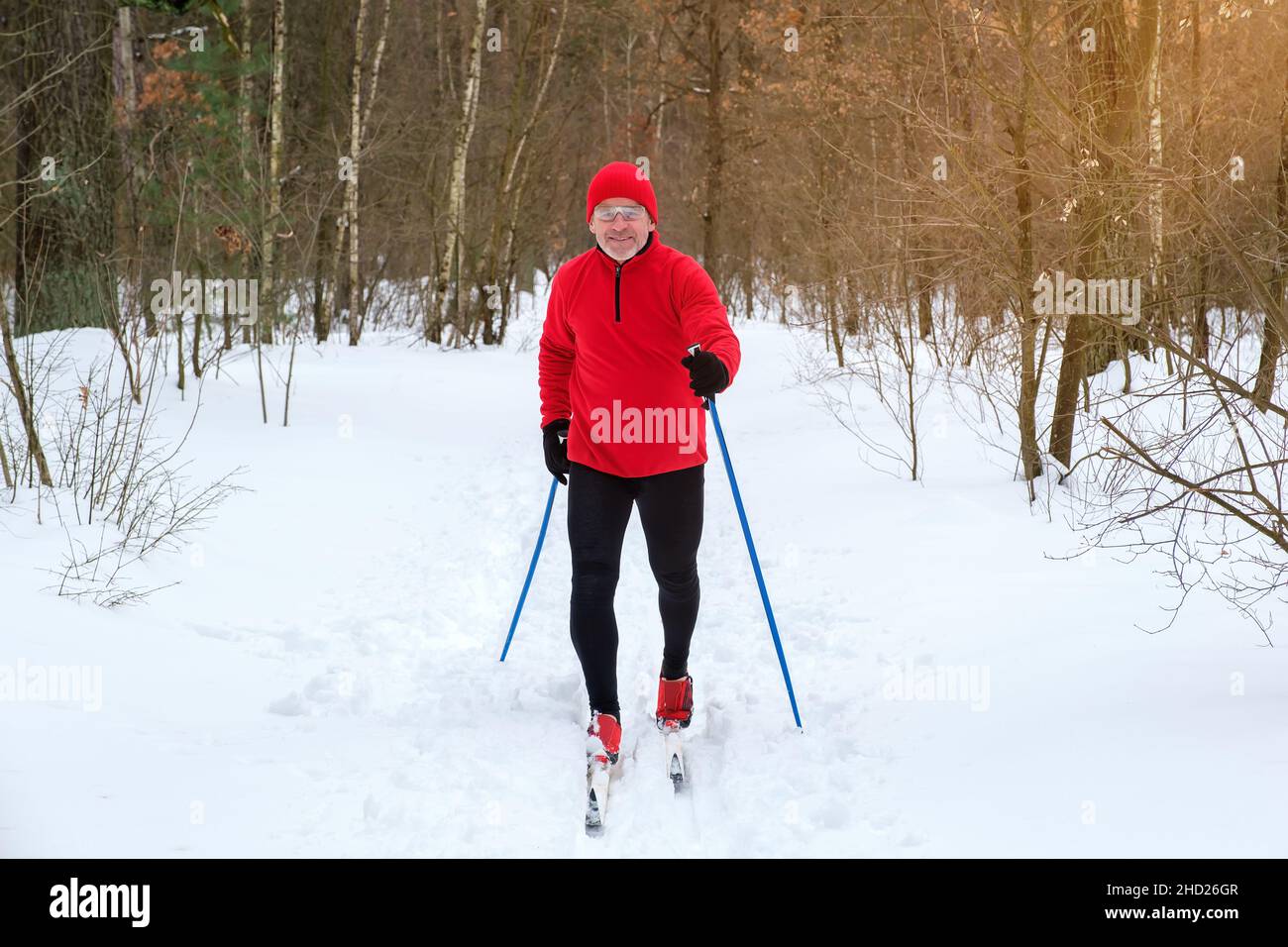 Der Mensch geht im Winter im Wald Langlaufen Stockfoto