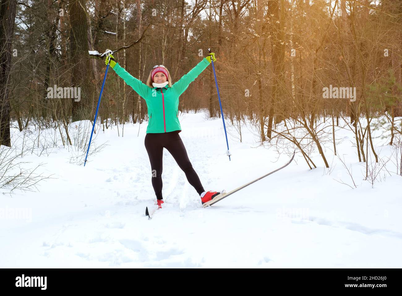 Frau geht im Winter im Wald Langlaufen Stockfoto