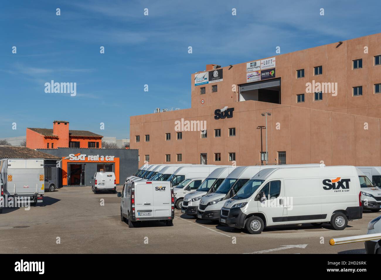 Palma de Mallorca, Spanien; dezember 30 2021: Hauptsitz des multinationalen Autovermieters Sixt im Industriegebiet Son OMS in der Stadt Stockfoto