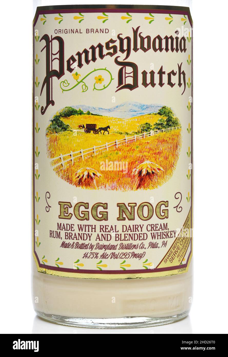 IRVINE, KALIFORNIEN - 1. JAN 2022: Eine Flasche Pennsylvania Dutch Egg Nog mit Rum, Brandy und Blended Whiskey. Stockfoto