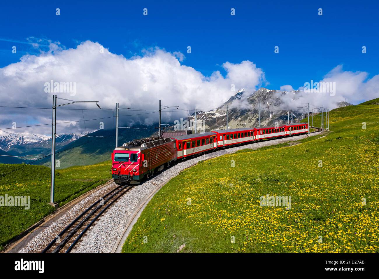 Der Zug Glacier Express, der die beiden großen Bergorte Zermatt und St. Moritz über Andermatt in den zentralen Schweizer Alpen verbindet. Stockfoto
