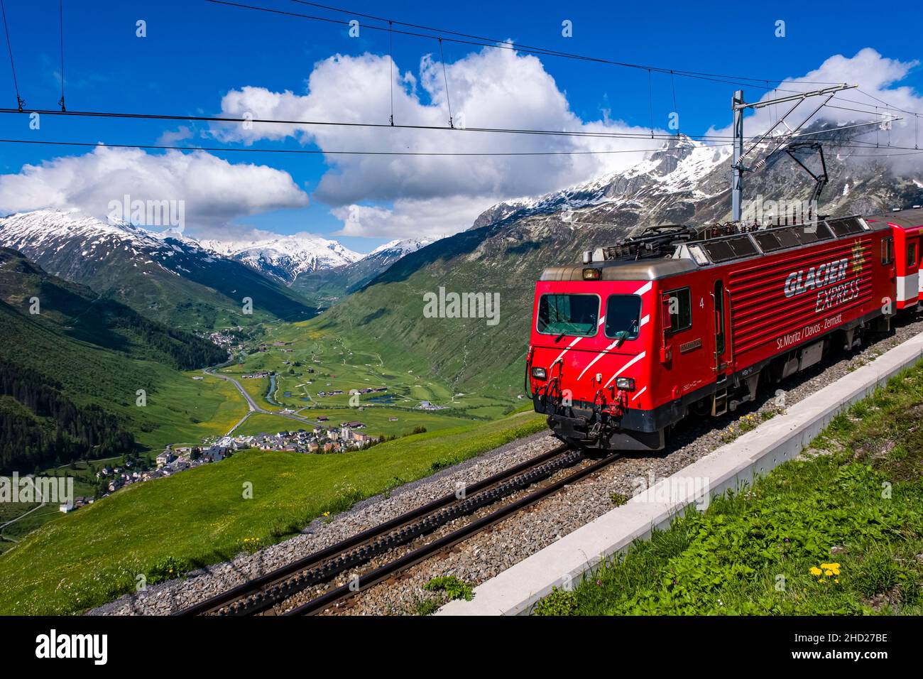 Der Zug Glacier Express, der die beiden großen Bergorte Zermatt und St. Moritz über Andermatt in den zentralen Schweizer Alpen verbindet. Stockfoto