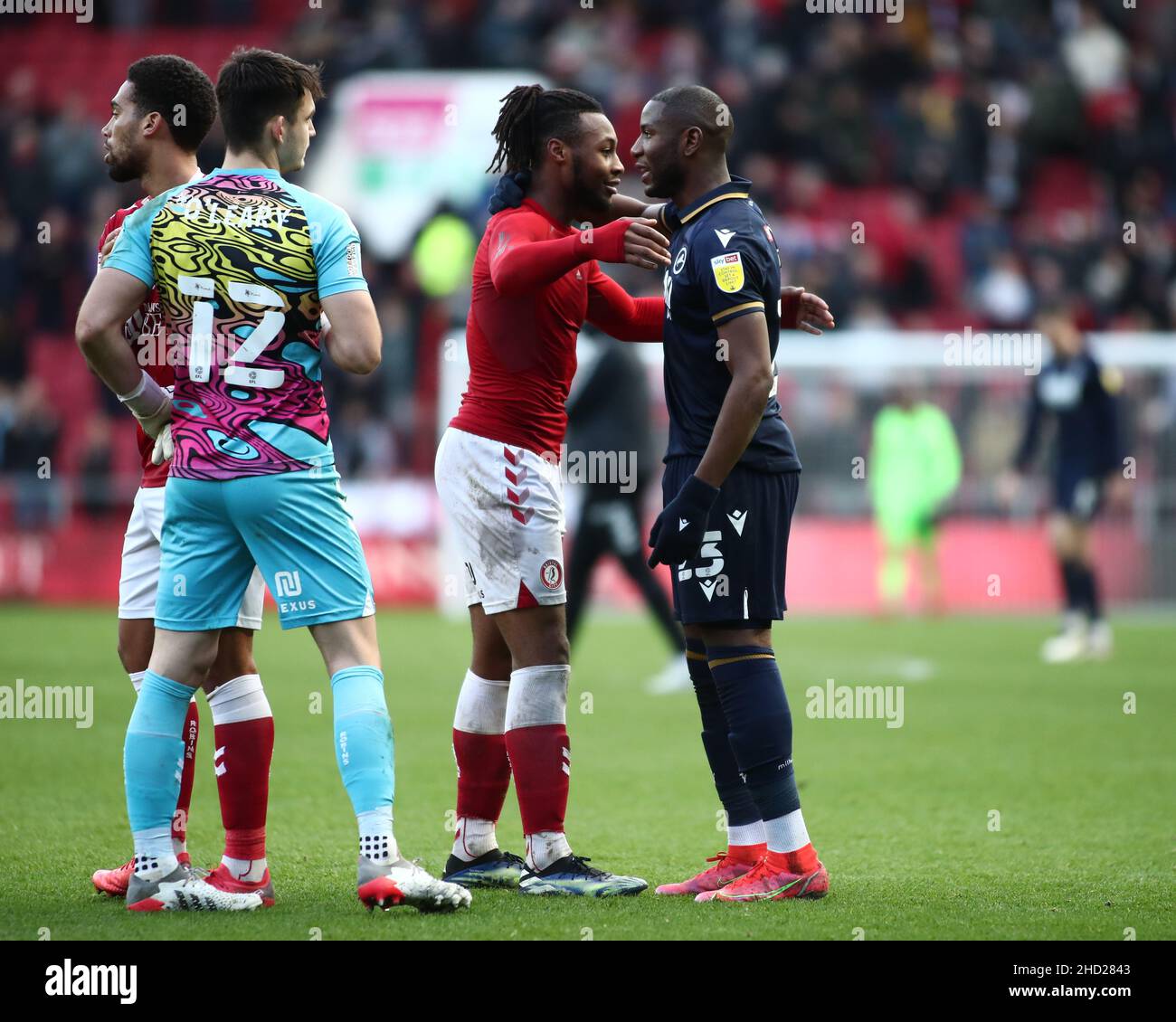 BRISTOL, GROSSBRITANNIEN. JAN 2nd Antoine Semenyo von Bristol City teilt sich in Vollzeit eine Umarmung mit Benik Afobe von Millwall, nachdem Bristol City am Sonntag, dem 2nd. Januar 2022, beim Sky Bet Championship-Spiel zwischen Bristol City und Millwall am Ashton Gate in Bristol 3-2 gewonnen hatte. (Kredit: Kieran Riley | MI Nachrichten) Kredit: MI Nachrichten & Sport /Alamy Live Nachrichten Stockfoto