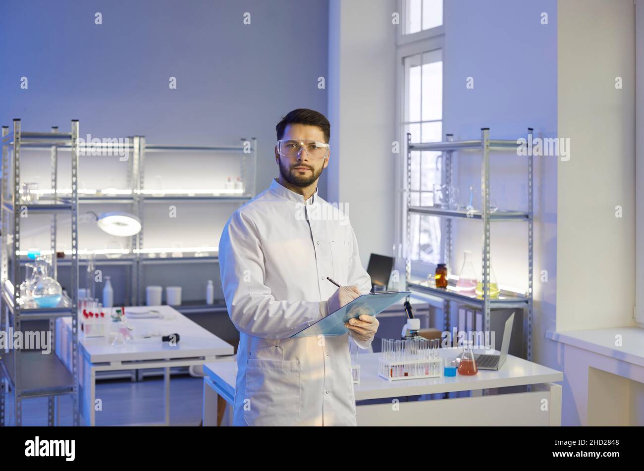Porträt eines männlichen Wissenschaftlers im Labor Stockfoto