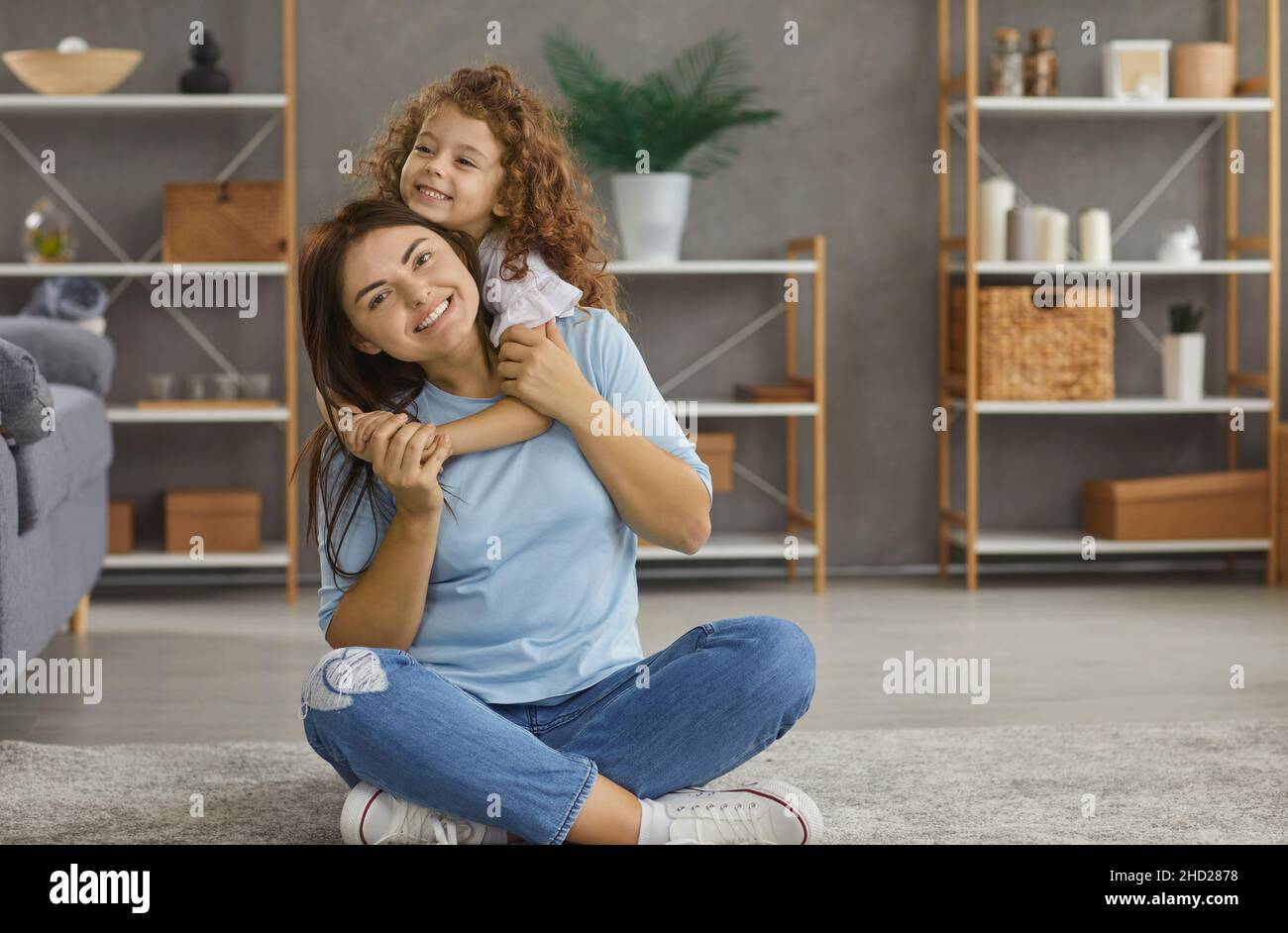 Portrait von glücklichen Mädchen Kind spielen mit Mama zu Hause Stockfoto