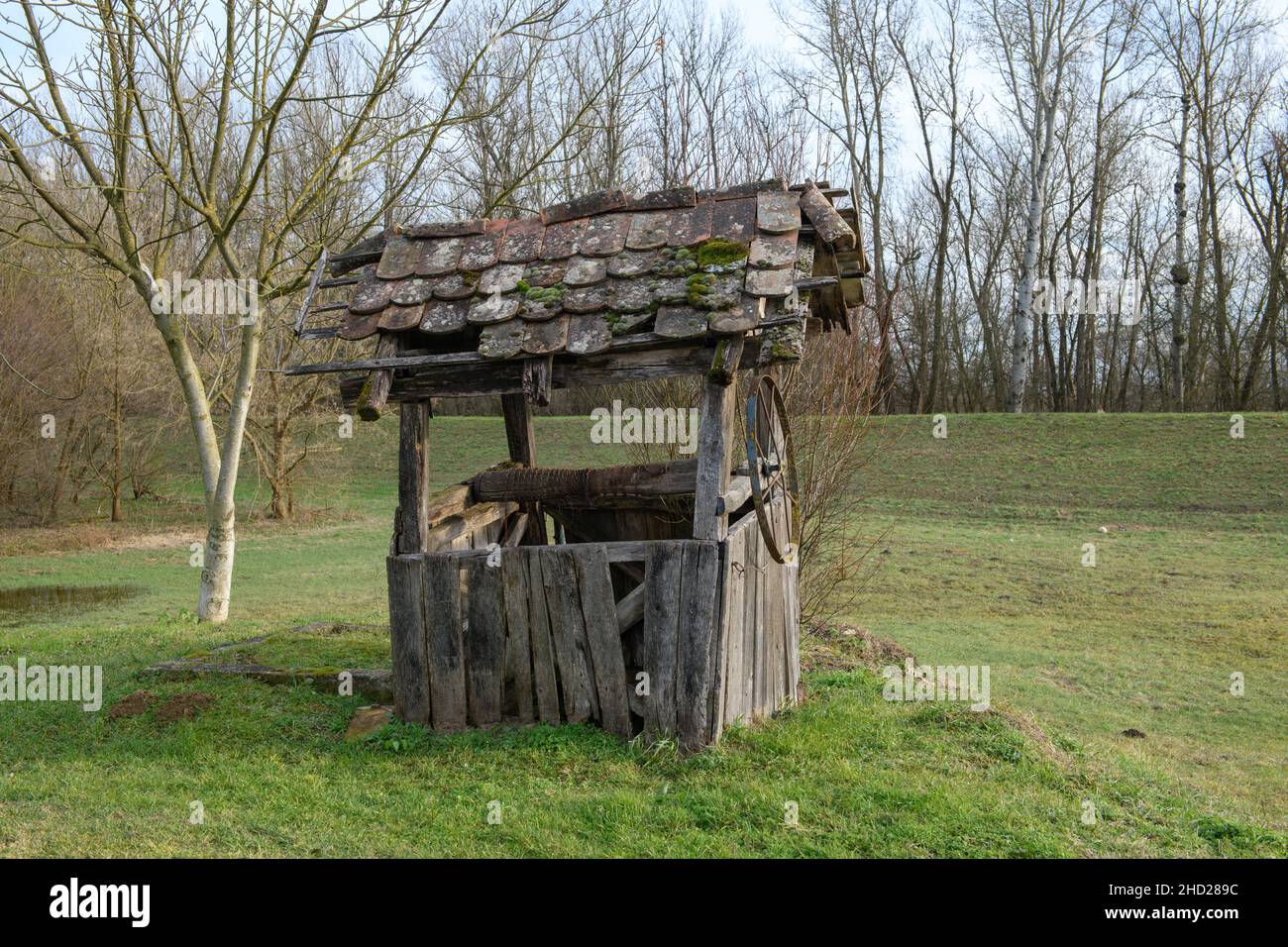 Ein alter Ziehbrunnen mit einem halb zerstörten Dach im Nationalpark Lonjsko Polje in Kroatien. Stockfoto