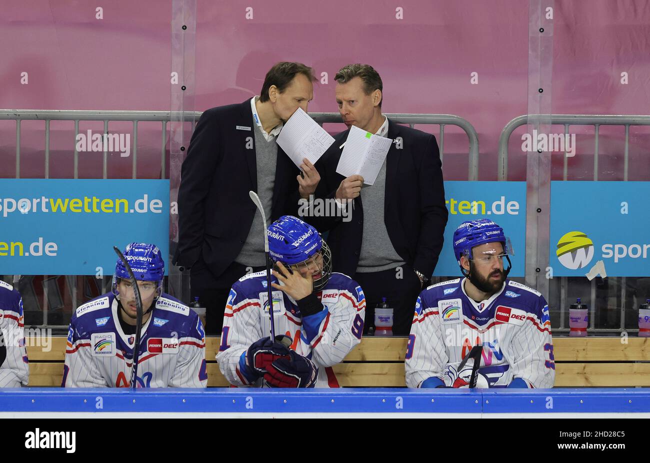 firo: 02.01.2022, Eishockey DEL Penny Bundesliga-Saison 2021/2022 kV? Lner Haie - Adler Mannheim Pavel Gross, Halbfigur, Trainer, von, Adler Mannheim Stockfoto