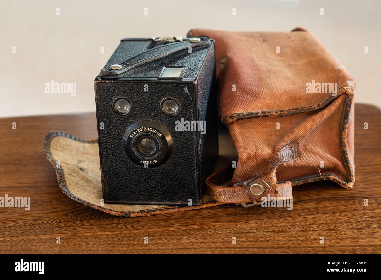 Nahaufnahme einer alten Kodak Box Six-20 Brownie Junior Kamera und Tasche, England, Großbritannien Stockfoto