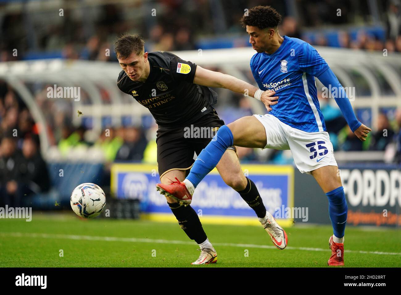 Jimmy Dunne der Queens Park Rangers (links) und Birmingham City George Hall (rechts) während des Sky Bet Championship-Spiels in St. Andrew's, Birmingham. Bilddatum: Sonntag, 2. Januar 2022. Stockfoto