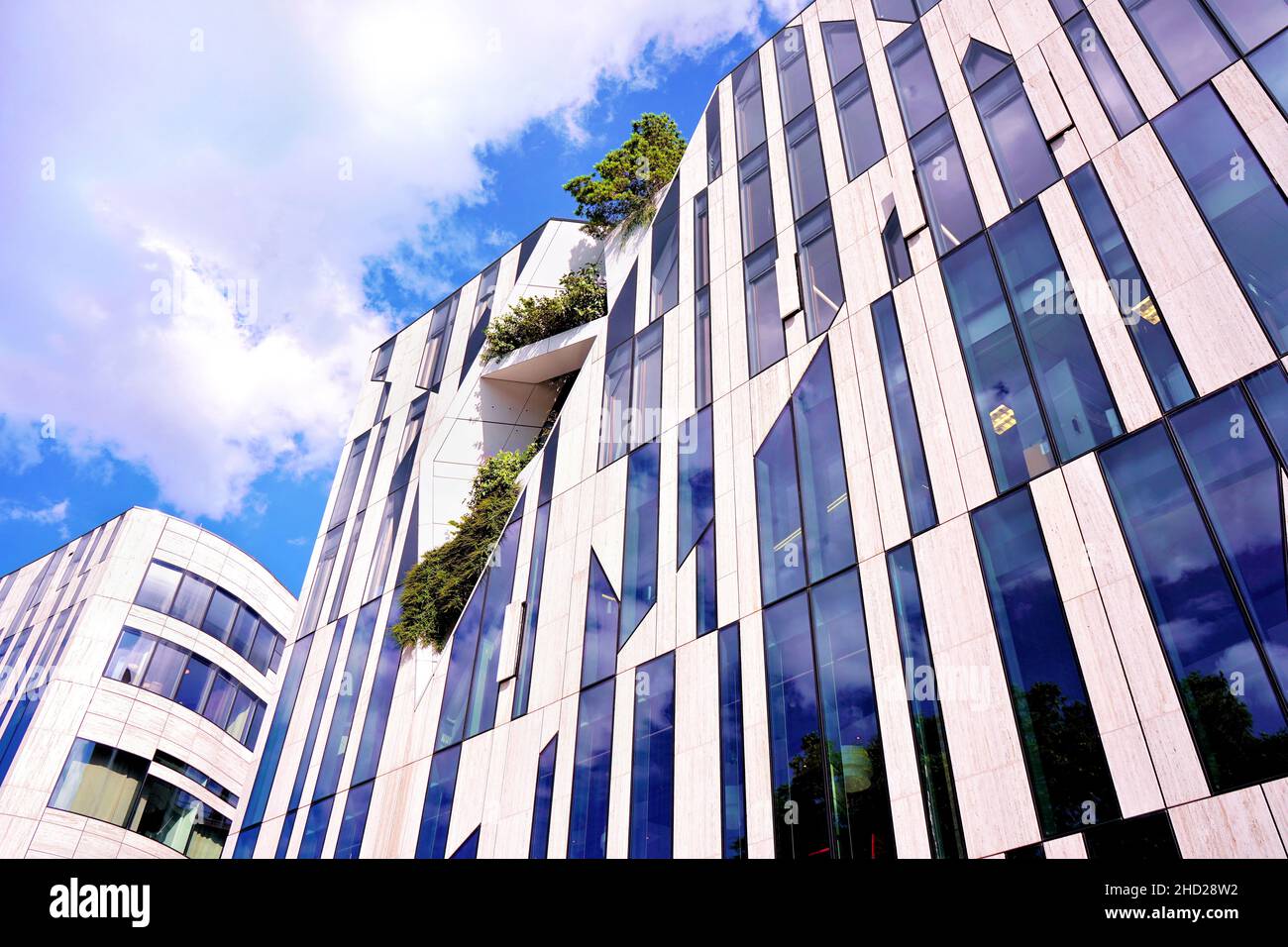Modernes, nachhaltiges Gebäude „Kö-Bogen“ in Düsseldorf mit Pflanzen in der Fassade, entworfen vom New Yorker Stararchitekten Daniel Libeskind. Stockfoto