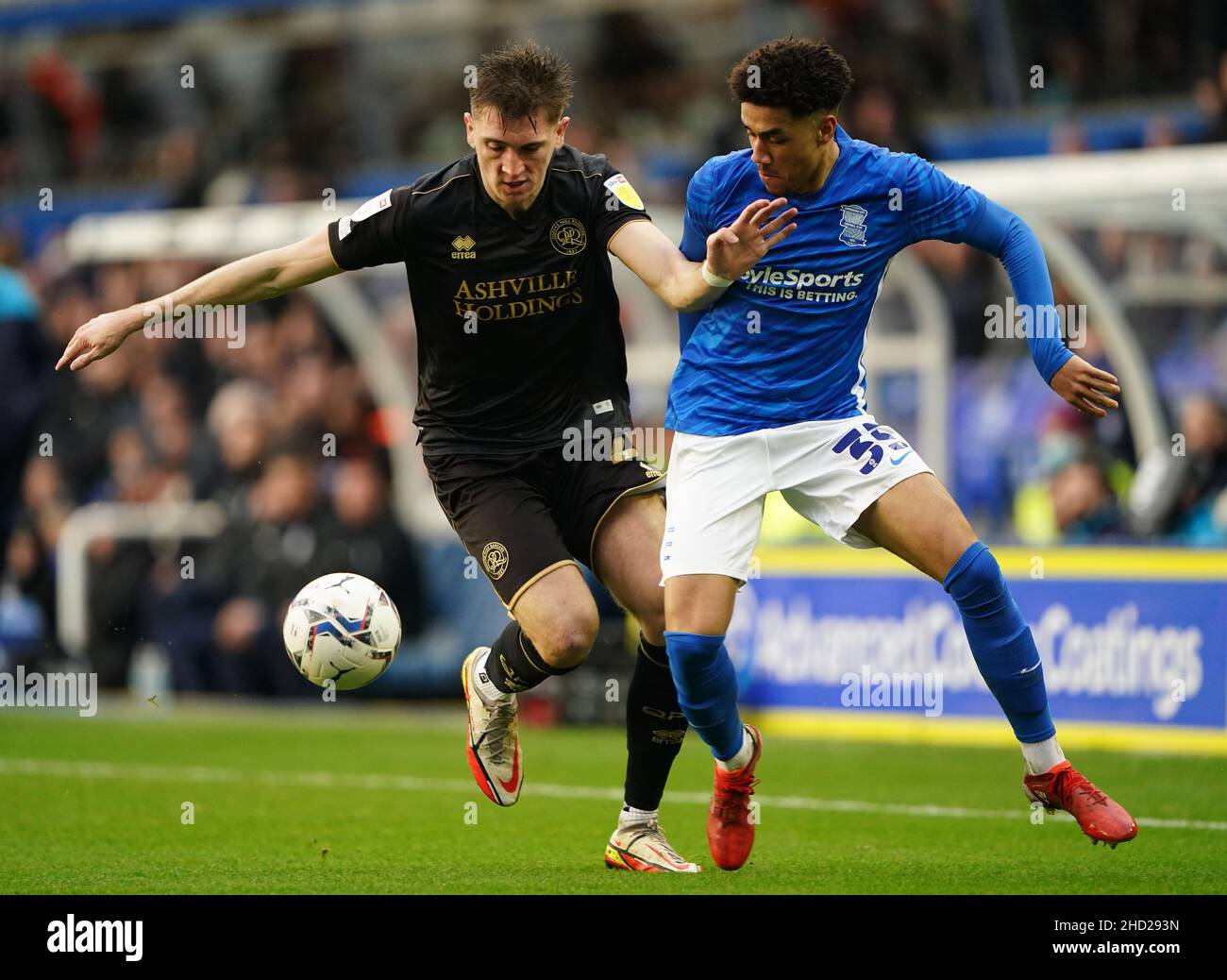 Jimmy Dunne der Queens Park Rangers (links) und Birmingham City George Hall (rechts) während des Sky Bet Championship-Spiels in St. Andrew's, Birmingham. Bilddatum: Sonntag, 2. Januar 2022. Stockfoto