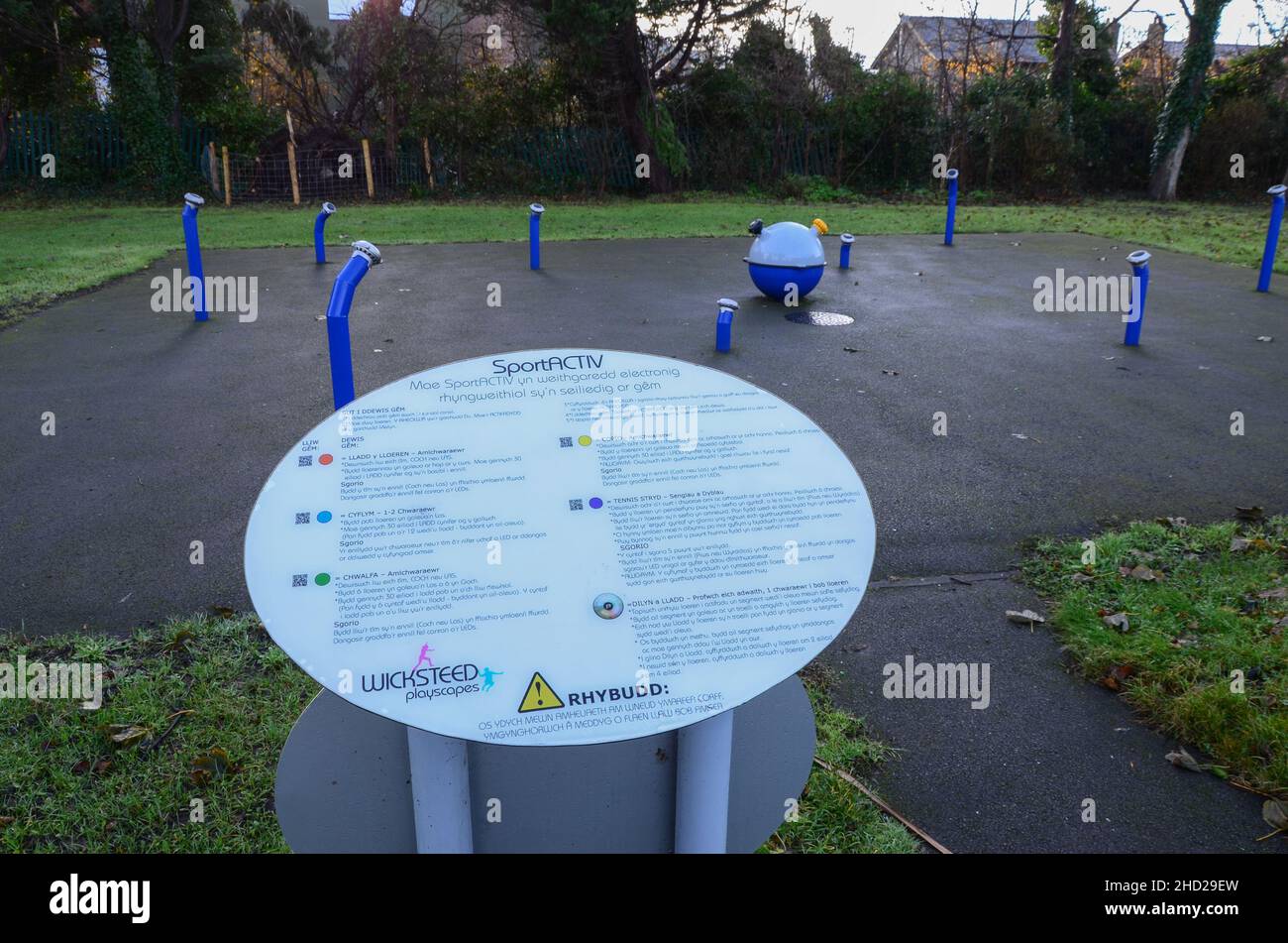 Prestatyn, Großbritannien:14. Dez 2021: Coronation Gardens ist ein öffentlicher Park in Prestatyn. Es beinhaltet einen SportACTIV Spielbereich, der von Wicksteed PL installiert wurde Stockfoto