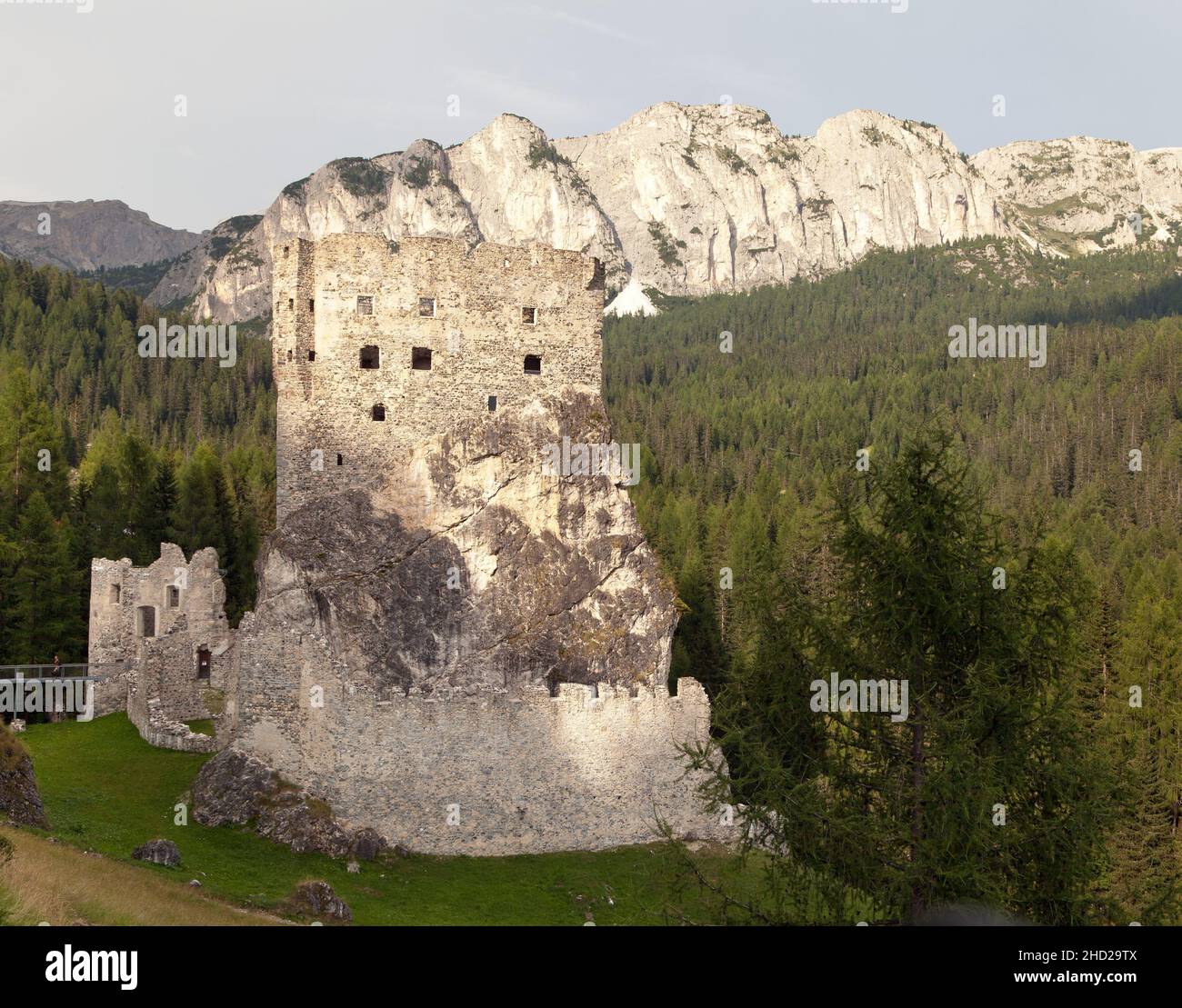 Castello oder die Burg Buchenstein unter Col di Lana Livinallongo, Südtirol, Dolomiten Berge, Italienische Alpen Stockfoto