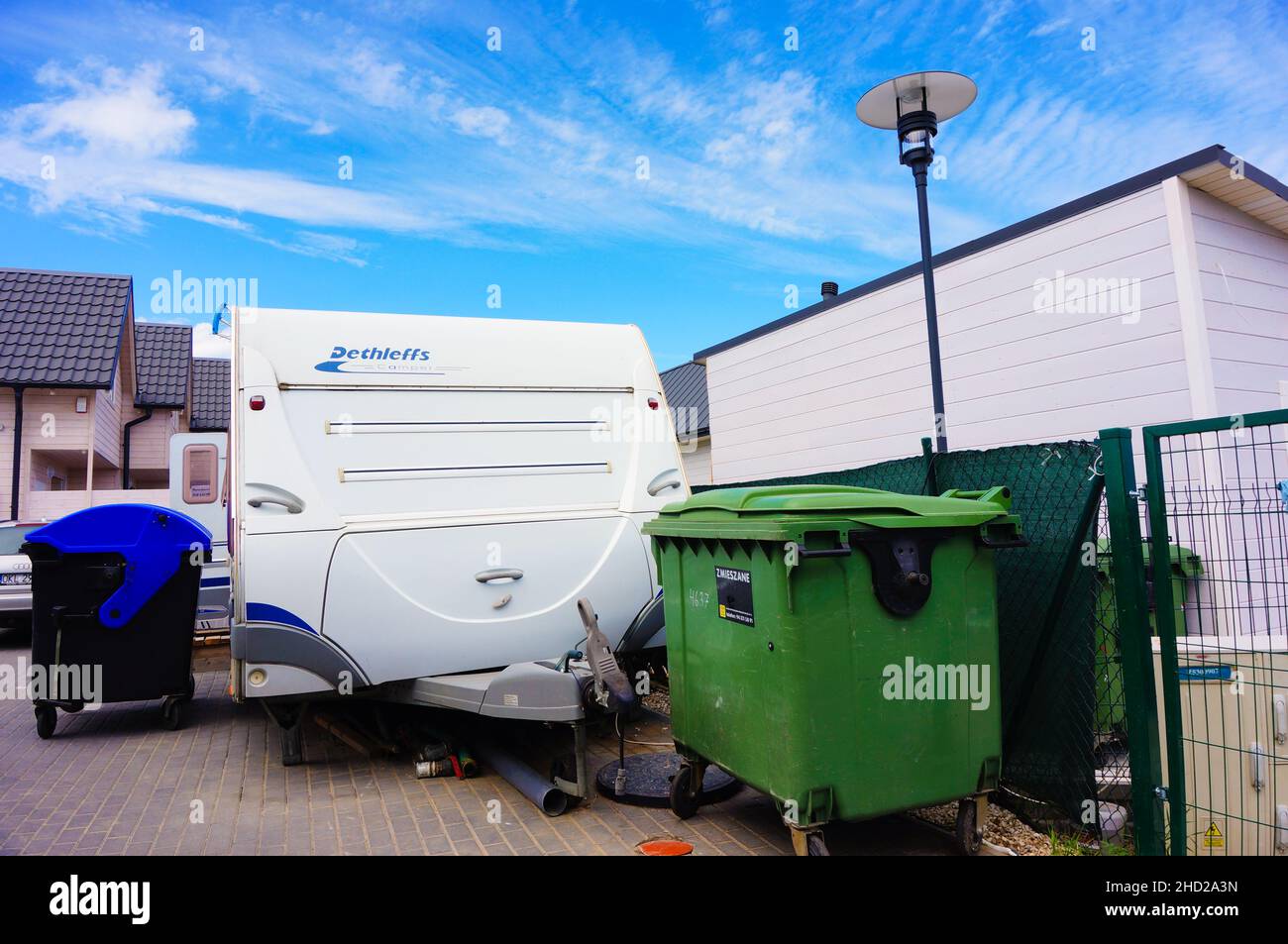 Wohnwagen und grüne Container von Ferienhäusern mit dem Hintergrund eines wolkigen blauen Himmels in Polen Stockfoto