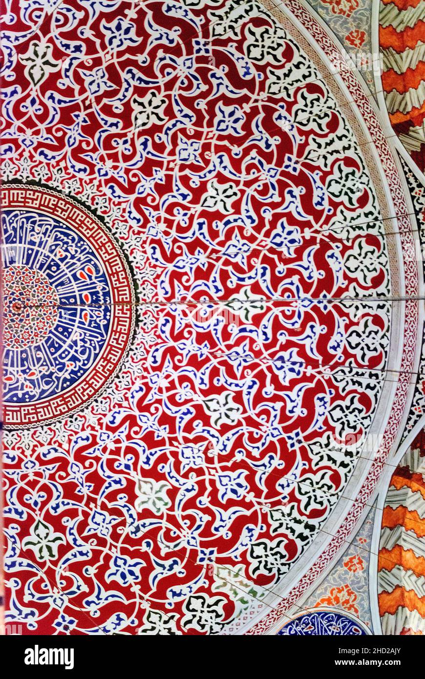 Europa, Türkei, Istanbul. Die Decke des Mausoleums von Sultan Selim II, in den Gärten der Hagia Sophia. Stockfoto