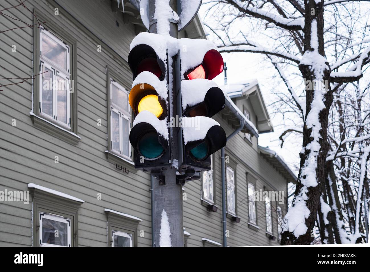 Nahverkehr unter Schnee nach Sturm. Stockfoto