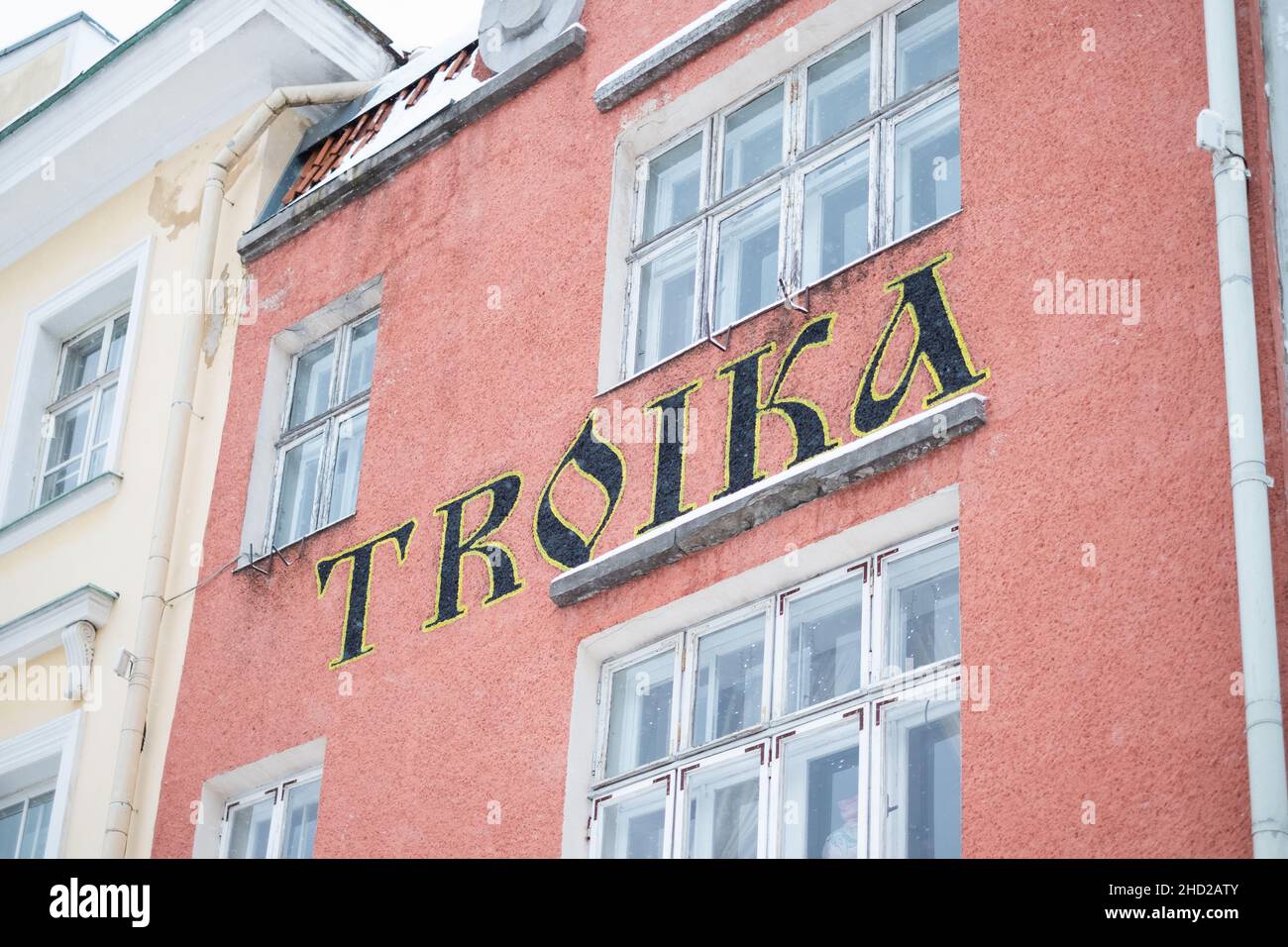 Tallinn, Estland - 4. Dez 2021: Beliebtes russisches Restaurant Troika auf dem Rathausplatz. Stockfoto