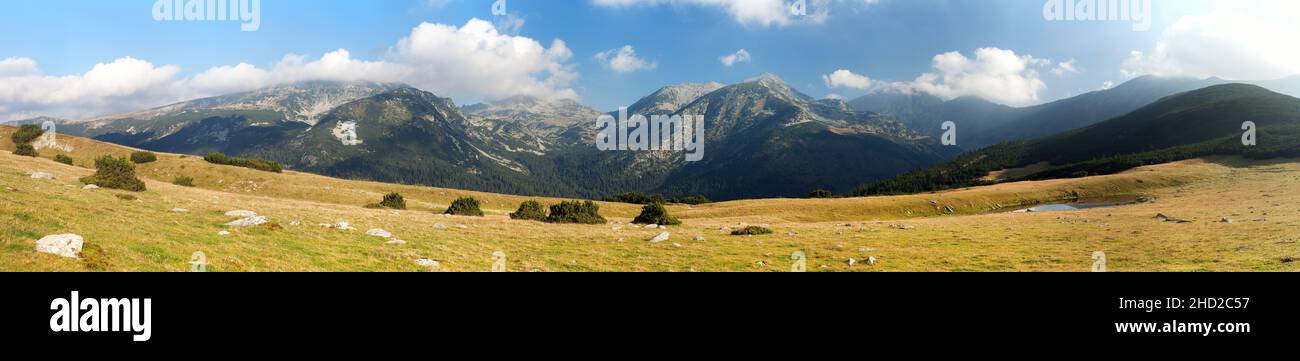 Panoramablick auf die Berge von rumänischen Karpaten, Retezat Berge, Rumänien Stockfoto