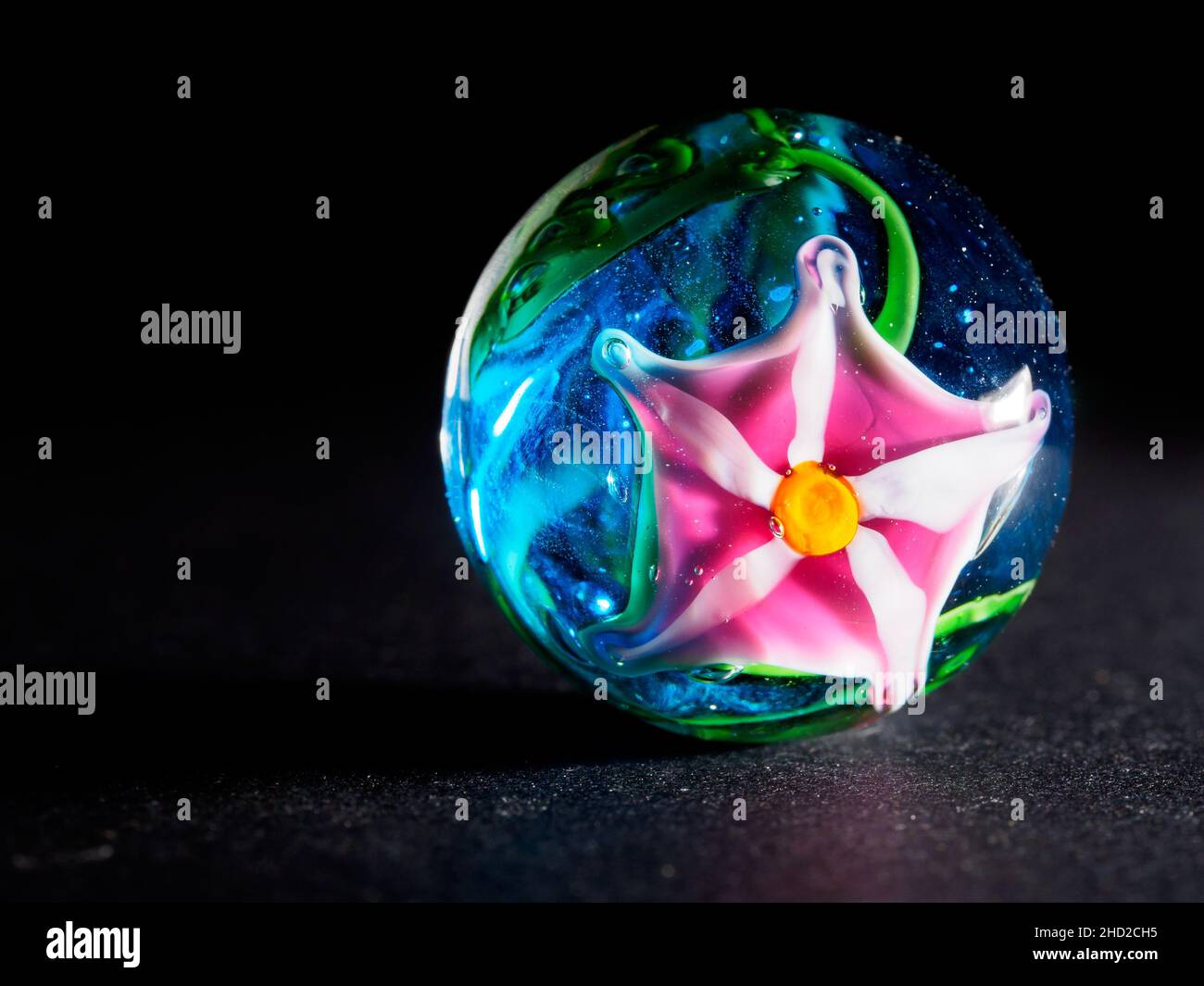 Eine Nahaufnahme eines kunstvoll verzierten Marmors (für die, die alt genug sind, ist es ein Einteiler in der Größe). Stockfoto